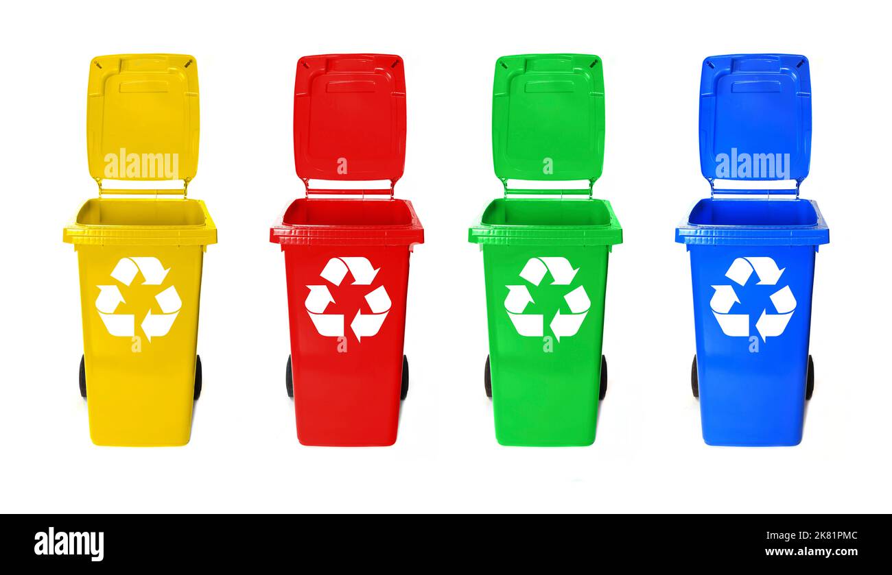 Bacs de recyclage colorés sur blanc Banque D'Images