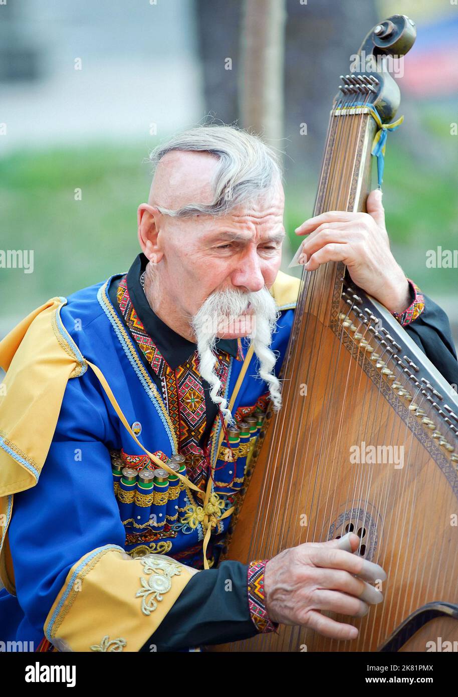 Un Kobzar non identifié chantant à son propre accompagnement sur un instrument de bandura dans la rue Khreshchatyk à Kiev, Ukraine Banque D'Images