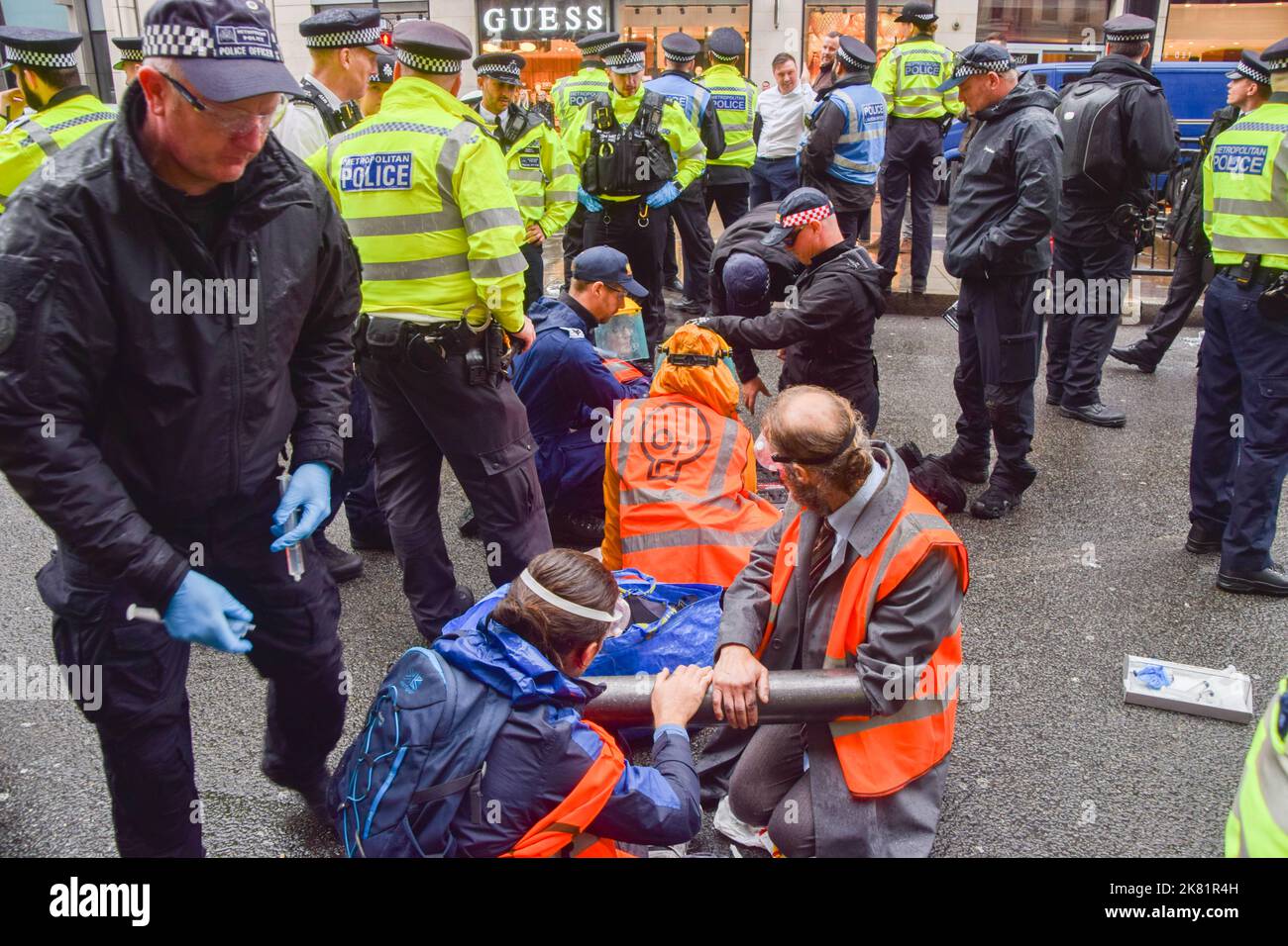 Londres, Angleterre, Royaume-Uni. 20th octobre 2022. Les activistes Just Stop Oil ont collé leurs mains et se sont attachés à des tuyaux métalliques sur Brompton Road à l'extérieur de Harrods, et ont pulvérisé de la peinture orange sur les fenêtres du célèbre grand magasin de Knightsbridge, alors qu'ils poursuivent leurs protestations exigeant que le gouvernement cesse d'émettre de nouvelles licences de combustibles fossiles. (Credit image: © Vuk Valcic/ZUMA Press Wire) Credit: ZUMA Press, Inc./Alamy Live News Banque D'Images