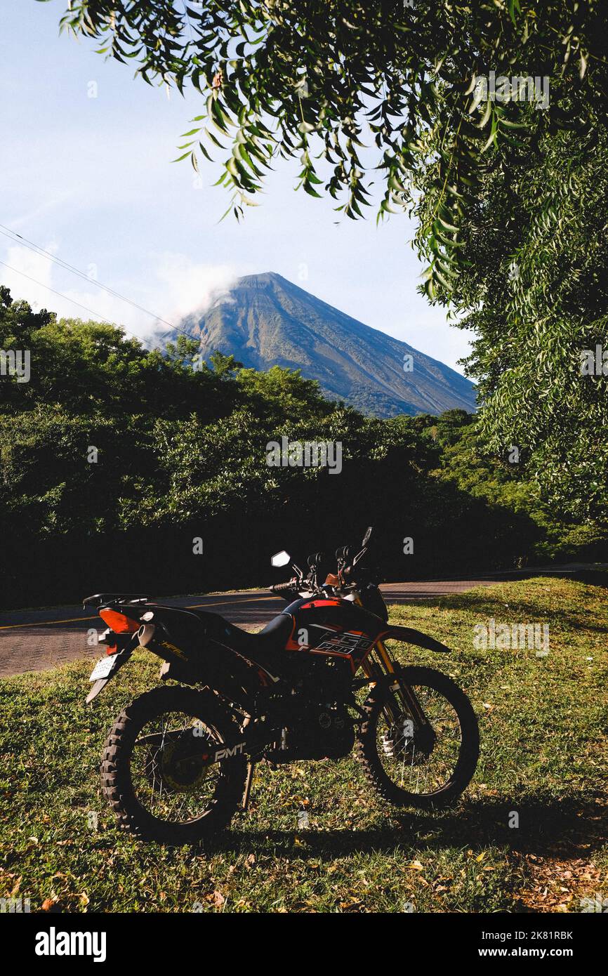 Moto en face du volcan Banque D'Images