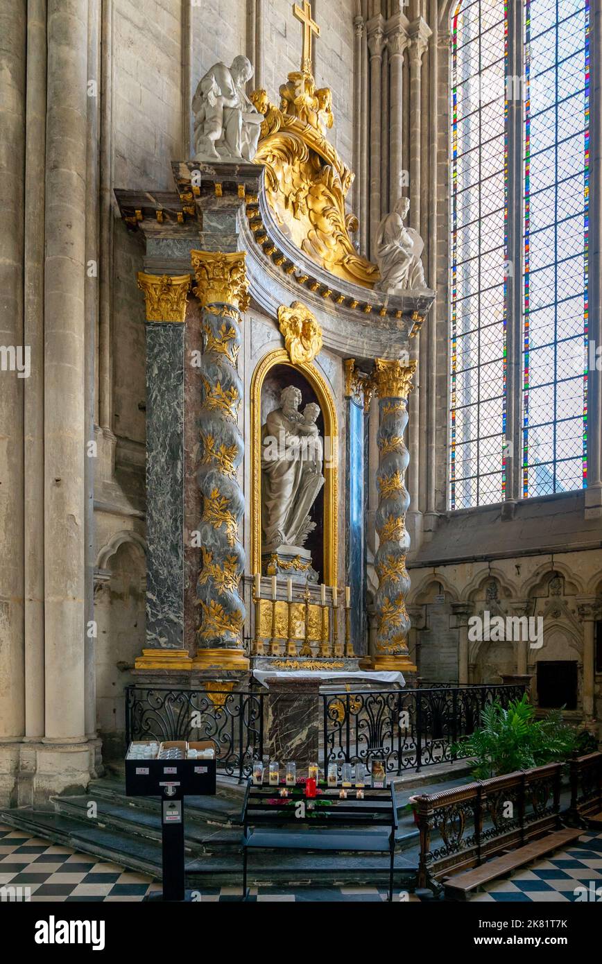 Amiens, France - 12 septembre 2022 : autel doré orné dans l'une des chapelles latérales de la cathédrale historique d'Amiens Banque D'Images