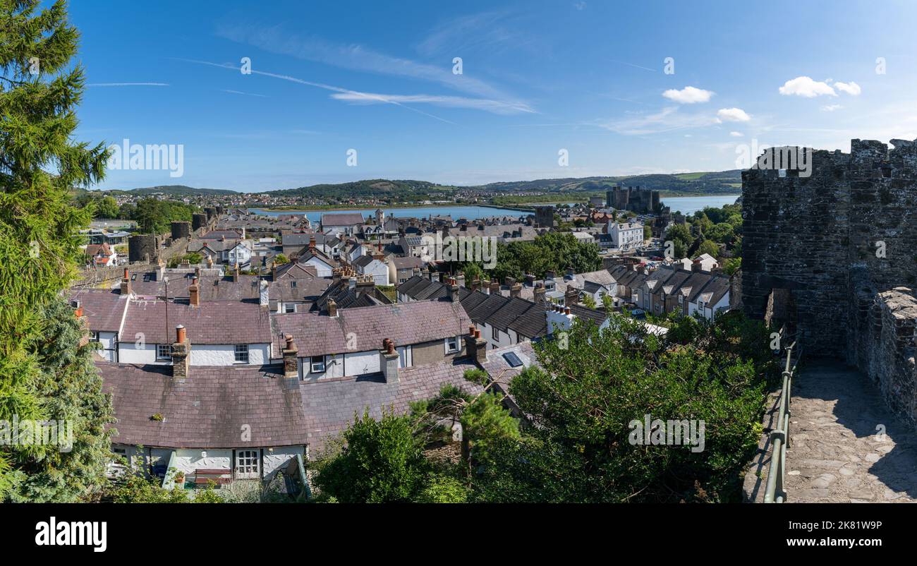 Conwy, Royaume-Uni - 27 août 2022 : vue sur la ville galloise fortifiée de Conwy avec le château médiéval et la rivière Conwy Banque D'Images