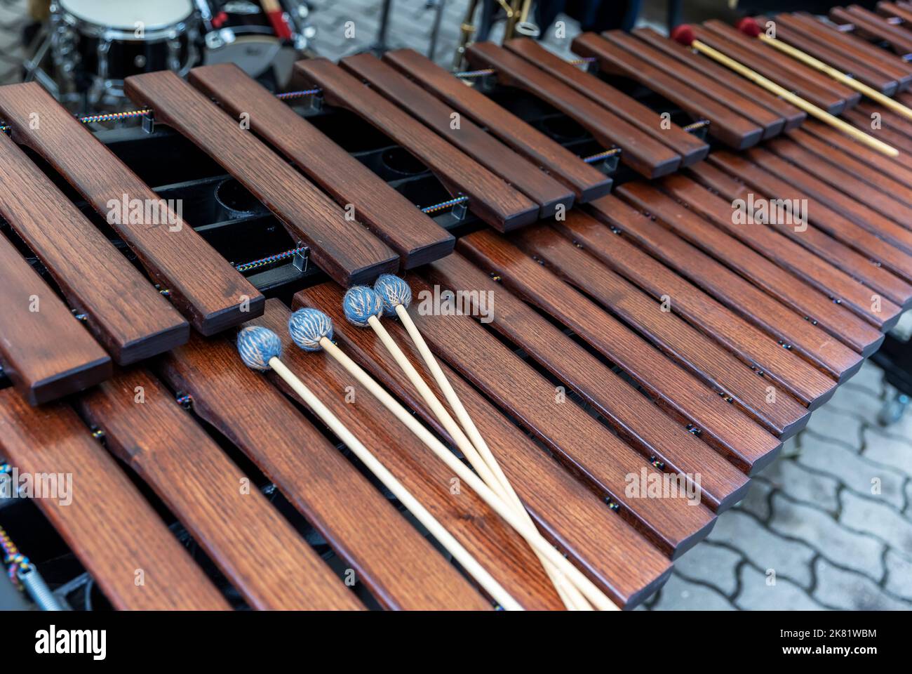 Grand instrument de percussion en bois xylophone avec pilons Banque D'Images