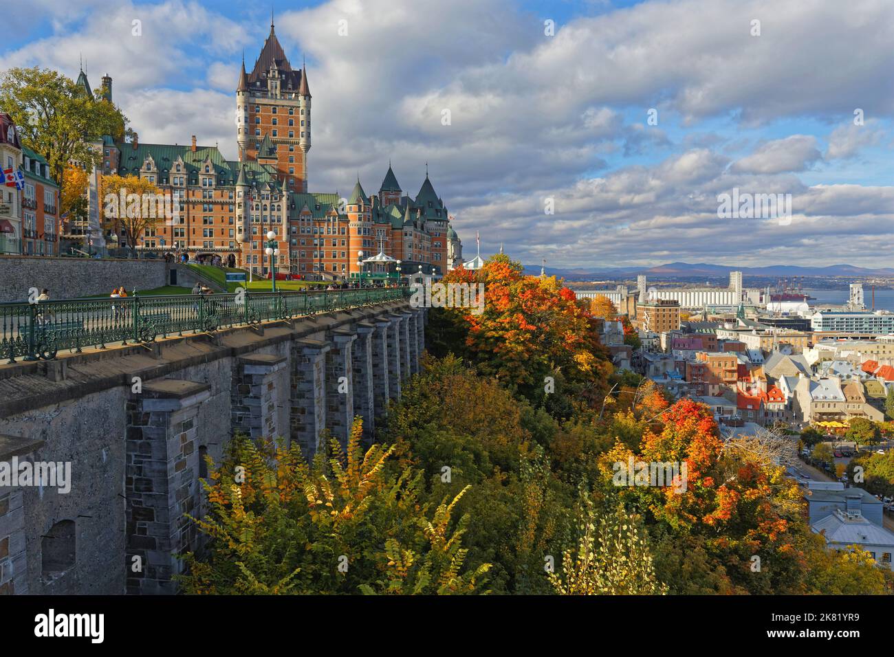 QUÉBEC, CANADA, 8 octobre 2022 : terrasse Dufferin, Château Frontenac et petit Champlain dans un paysage urbain d'automne. Banque D'Images