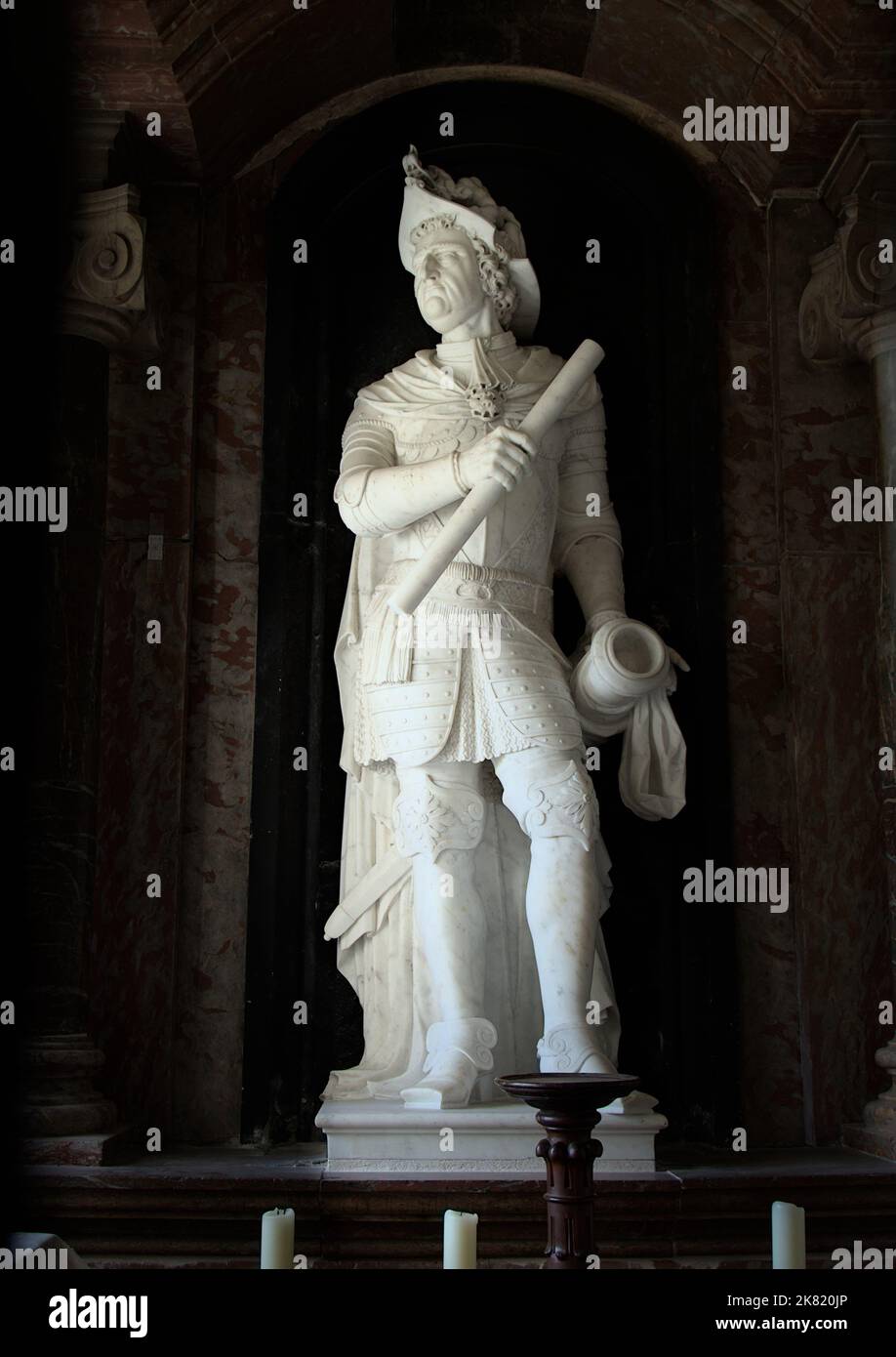 Statue sculptée en marbre de Buccaneer Vice-amiral Sir Robert Holmes à l'église Saint James, Yarmouth, île de Wight, Royaume-Uni Banque D'Images