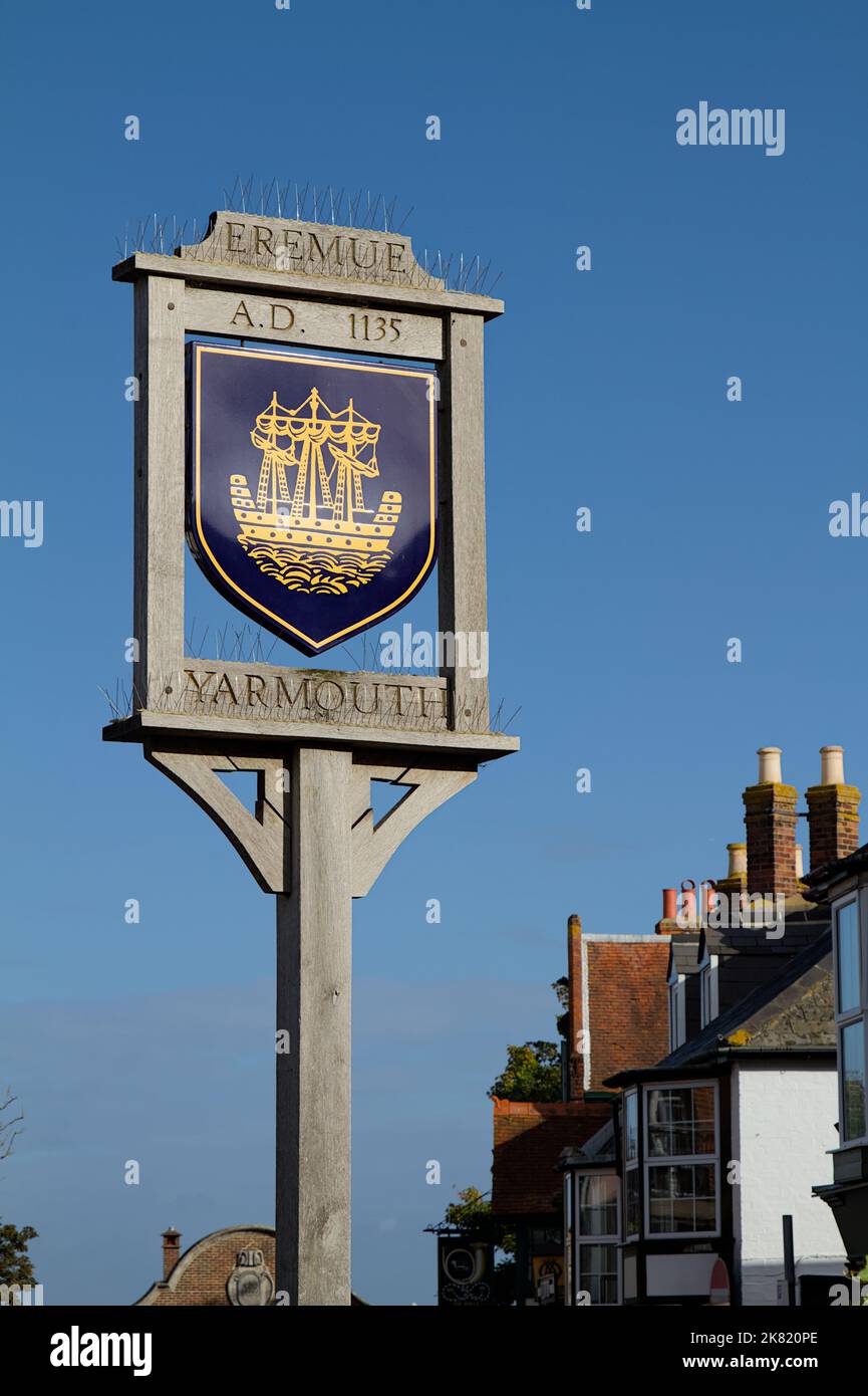 Panneau de ville en métal émaillé comportant un bateau à voile dans Un cadre en bois, Yarmouth Isle OF Wight UK Banque D'Images