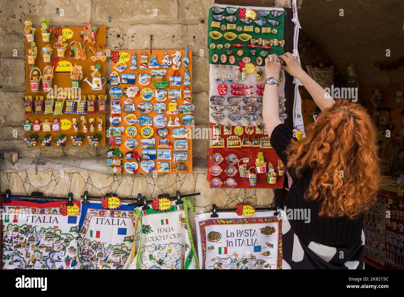 Italie, région d'Apulia: Bari. Boutique de souvenirs dans la vieille ville (borgo antico) Banque D'Images