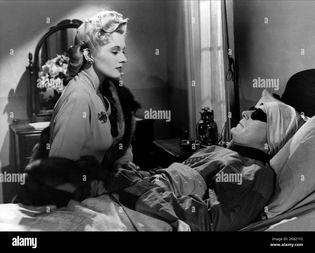 Ilona Massey & Jon Hall film invisible agent (1940) personnages : Maria Sorenson, Frank Raymond réalisateur : Edwin L. Marin 31 juillet 1942 **AVERTISSEMENT** cette photographie est à usage éditorial exclusif et est la propriété d'UNIVERSAL et/ou du photographe désigné par le film ou la société de production et ne peut être reproduite que par des publications en liaison avec la promotion du film ci-dessus. Un crédit obligatoire pour UNIVERSAL est requis. Le photographe doit également être crédité lorsqu'il est connu. Aucune utilisation commerciale ne peut être accordée sans autorisation écrite de The film Company. Banque D'Images