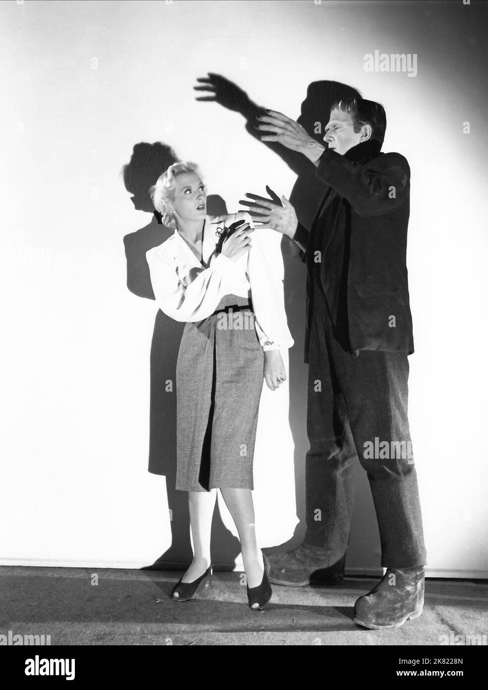 Ilona Massey & Bela Lugosi film: Frankenstein rencontre le Wolf Man (USA 1943) personnages: Baronne Elsa Frankenstein, Monster Director: Roy William Neill 05 mars 1943 **AVERTISSEMENT** cette photographie est à usage éditorial exclusif et est le droit d'auteur d'UNIVERSAL et/ou du photographe assigné par la Société de film ou de production et ne peut être reproduite que par des publications en conjonction avec la promotion du film ci-dessus. Un crédit obligatoire pour UNIVERSEL est requis. Le photographe doit également être crédité lorsqu'il est connu. Aucune utilisation commerciale ne peut être accordée sans l'autorisation écrite de la Société du film. Banque D'Images