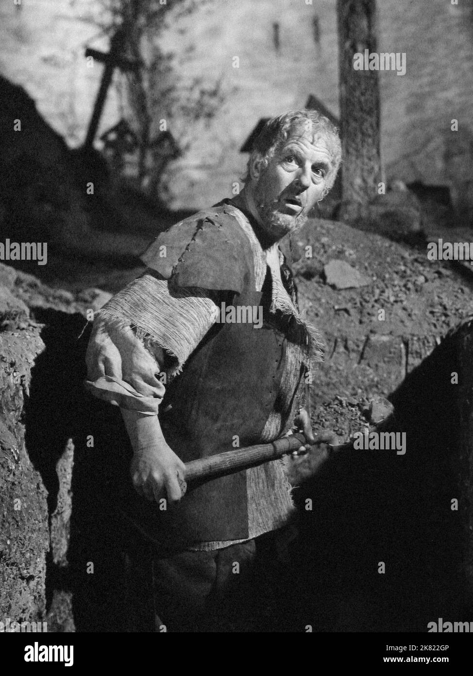 Stanley Holloway film Hamlet (1948) personnages : graveur réalisateur : Laurence Olivier 04 mai 1948 **AVERTISSEMENT** cette photographie est à usage éditorial exclusif et est la propriété de RANK et/ou du photographe désigné par la société de production et ne peut être reproduite que par des publications en liaison avec la promotion du film ci-dessus. Un crédit obligatoire pour LE CLASSEMENT est requis. Le photographe doit également être crédité lorsqu'il est connu. Aucune utilisation commerciale ne peut être accordée sans autorisation écrite de The film Company. Banque D'Images