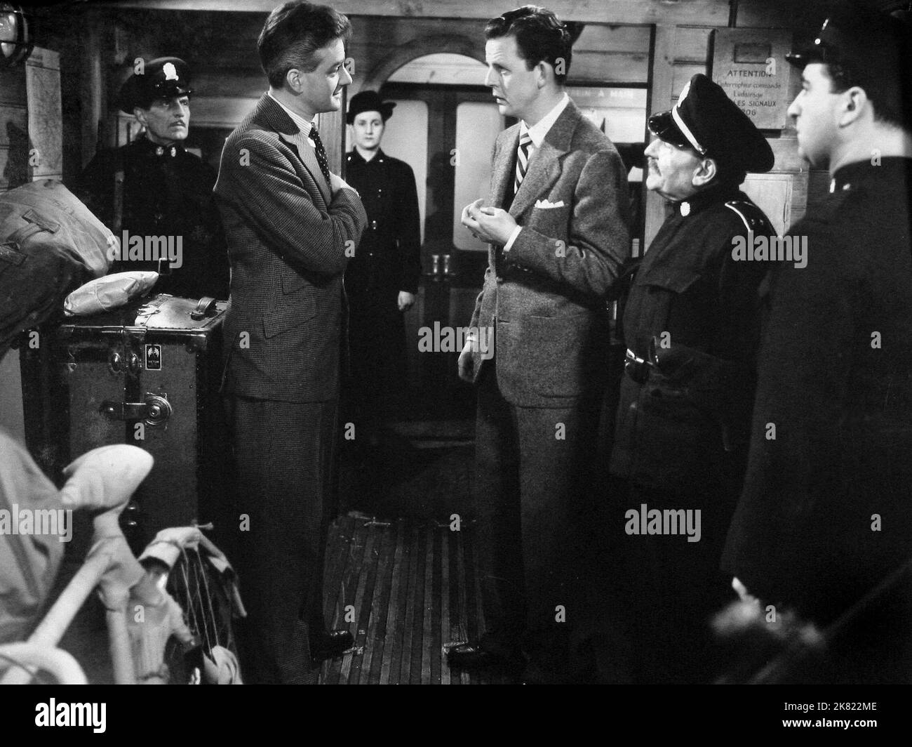 Paul Dupuis, David Tomlinson et Andreas Malandrinos film: Sleeping car to Trieste (1948) personnages: Inspecteur détective Jolif, Tom Bishop et inspecteur de la police italienne (non crédité) Directeur: John Paddy Carstairs 06 octobre 1948 **AVERTISSEMENT** cette photographie est destinée à un usage éditorial exclusif et est protégée par le droit d'auteur de DEUX VILLES et/ou du photographe assigné par la Société du film ou de la production et ne peut être reproduite que par des publications dans le cadre de la promotion du film ci-dessus. Un crédit obligatoire pour DEUX VILLES est requis. Le photographe doit également être crédité lorsqu'il est connu. Aucune utilisation commerciale ne peut Banque D'Images