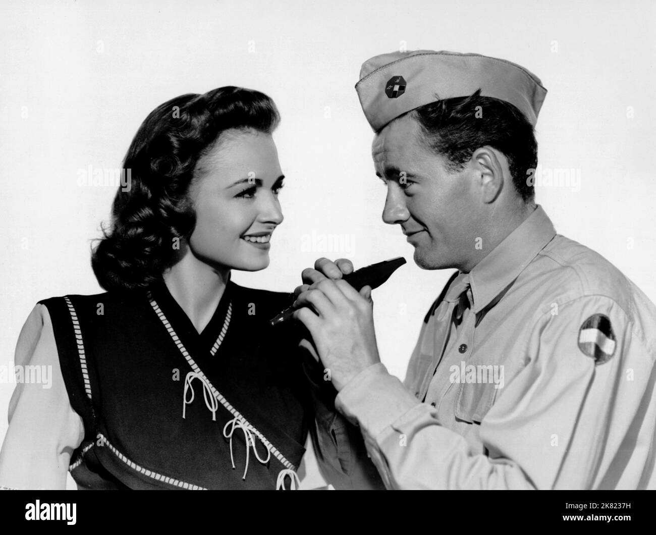 Donna Reed & Robert Walker film: Voir ici, Private Hargrove (1945) personnages: Carol Holliday & Private Marion Hargrove Directeur: Wesley Ruggles 01 mars 1944 **AVERTISSEMENT** cette photographie est destinée à un usage éditorial exclusif et est protégée par les droits d'auteur de METRO-GOLDWYN-MAYER et/ou du photographe assigné par la Société du film ou de la production et ne peut être reproduite que par des publications dans le cadre de la promotion du film ci-dessus. Un crédit obligatoire pour METRO-GOLDWYN-MAYER est requis. Le photographe doit également être crédité lorsqu'il est connu. Aucune utilisation commerciale ne peut être accordée sans l'autorisation écrite du F Banque D'Images