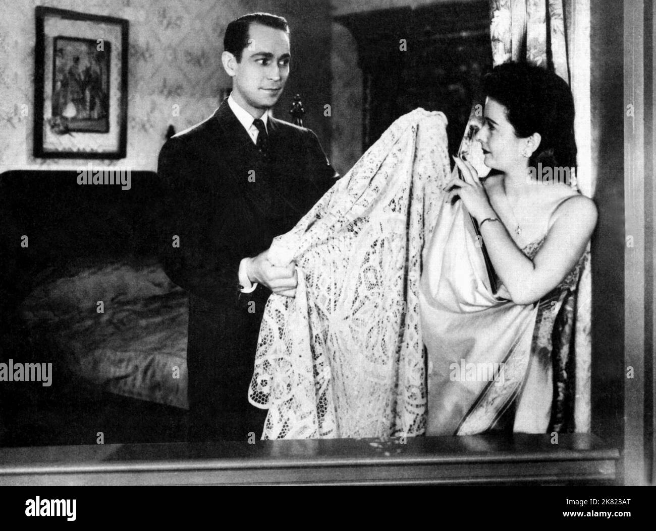 Franchot Tone & Joan Bennett film: The Wife prend Un Flyer; A Yank in Dutch (USA 1942) personnages: Christopher Reynolds & Anita Woverman Directeur: Richard Wallace 28 avril 1942 **AVERTISSEMENT** cette photographie est destinée à un usage éditorial exclusif et est protégée par les droits d'auteur de COLUMBIA PICTURES et/ou du photographe assigné par la Société de film ou de production et ne peut être reproduite que par des publications en conjonction avec la promotion du film ci-dessus. Un crédit obligatoire pour LES PHOTOS DE COLUMBIA est requis. Le photographe doit également être crédité lorsqu'il est connu. Aucune utilisation commerciale ne peut être accordée sans autorisation écrite Banque D'Images