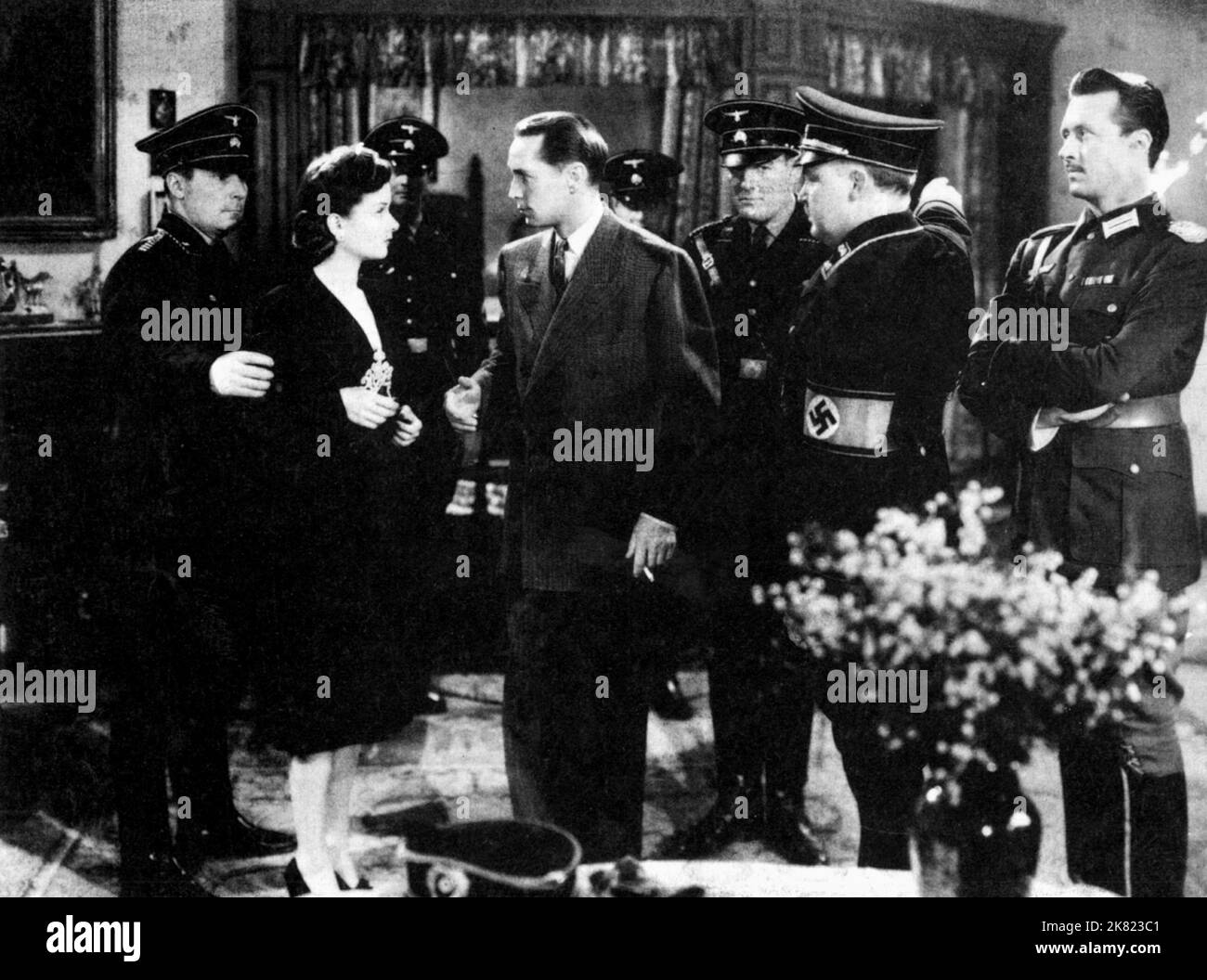 Joan Bennett, Franchot Tone & Allyn Joslyn film: The Wife Aoes A Flyer; A Yank in Dutch (USA 1942) personnages: Anita Woverman, Christopher Reynolds & Major Zellfritz Directeur: Richard Wallace 28 avril 1942 **AVERTISSEMENT** cette photographie est destinée à un usage éditorial exclusif et est protégée par les droits d'auteur de COLUMBIA PICTURES et/ou du photographe assigné par la Société de film ou de production et ne peut être reproduite que par des publications en conjonction avec la promotion du film ci-dessus. Un crédit obligatoire pour LES PHOTOS DE COLUMBIA est requis. Le photographe doit également être crédité lorsqu'il est connu. Aucune utilisation commerciale ne peut être g Banque D'Images