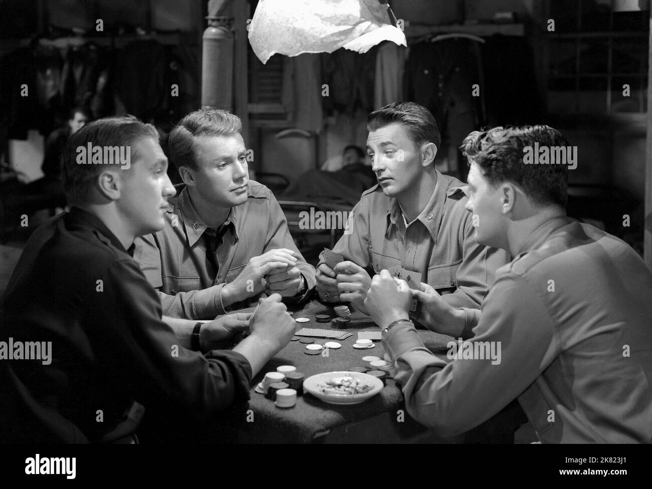 Douglas Cowan, Van Johnson, Robert Mitchum & Tim Murdock film: Trente secondes au-dessus de Tokyo (1945) personnages: 'Brick' Holstrom,Ted Lawson - équipage du canard rompu, Bob Gray & Dean Davenport - équipage du canard rompu Directeur: Mervyn Leroy 01 novembre 1944 **AVERTISSEMENT** la présente photographie est destinée à un usage éditorial exclusif et est protégée par les droits d'auteur de METRO-GOLDWYN-MAYER et/ou du photographe désigné par la Société de film ou de production et ne peut être reproduite que par des publications dans le cadre de la promotion du film ci-dessus. Un crédit obligatoire pour METRO-GOLDWYN-MAYER est requis. Le photographe devrait le faire Banque D'Images