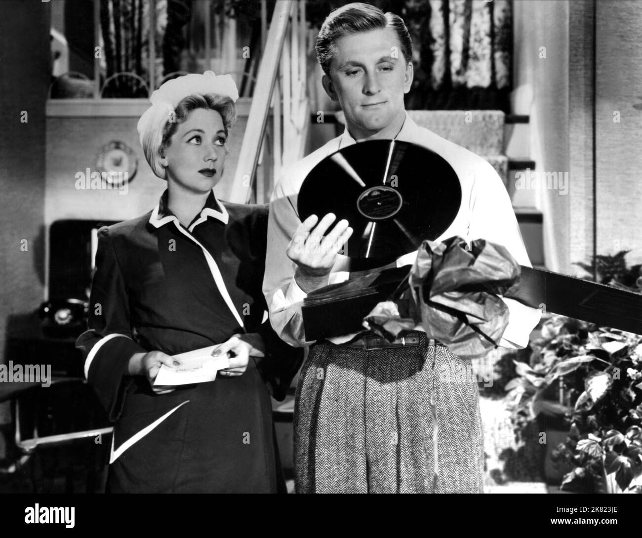 Ann Sothern & Kirk Douglas film : une lettre à trois femmes (USA 1949) personnages : Rita Phipps & George Phipps Directeur : Joseph L. Mankiewicz 20 janvier 1949 **AVERTISSEMENT** cette photographie est à usage éditorial exclusif et est le droit d'auteur de 20th CENTURY FOX et/ou le photographe assigné par la Société de film ou de production et ne peut être reproduite que par des publications dans le cadre de la promotion du film ci-dessus. Un crédit obligatoire à 20th CENTURY FOX est requis. Le photographe doit également être crédité lorsqu'il est connu. Aucune utilisation commerciale ne peut être accordée sans l'autorisation écrite de film Compas Banque D'Images