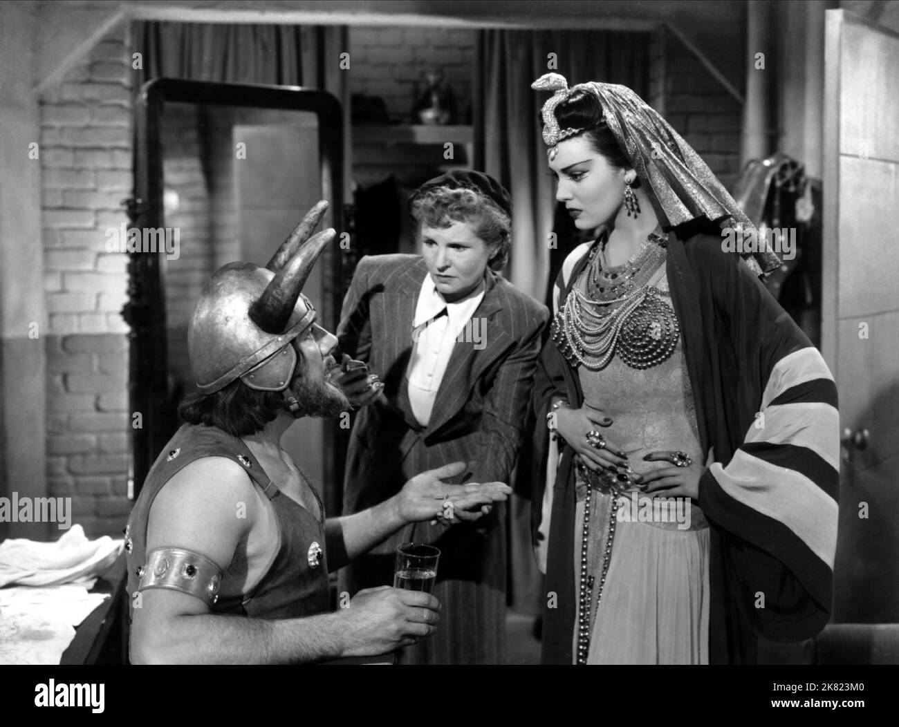 Paul Douglas, Lucile Watson & Linda Darnell film: Everybody's it (1949) personnages: Leonard Borland aka Logan Bennett,Mme Blair (mère de Doris) et Cecil Carver Directeur : Edmund Goulding 25 octobre 1949 **AVERTISSEMENT** cette photographie est à usage éditorial exclusif et est le droit d'auteur de 20th CENTURY FOX et/ou le photographe assigné par la Société de film ou de production et ne peut être reproduite que par des publications dans le cadre de la promotion du film ci-dessus. Un crédit obligatoire à 20th CENTURY FOX est requis. Le photographe doit également être crédité lorsqu'il est connu. Aucune utilisation commerciale ne peut être GRA Banque D'Images