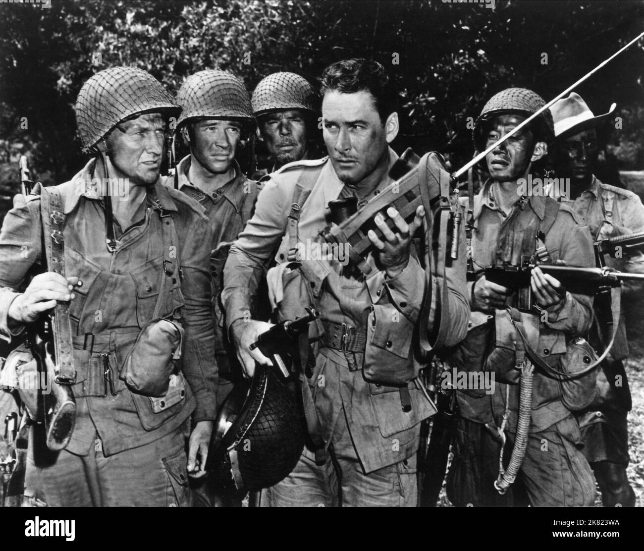 Errol Flynn, John Alvin, James Brown., Henry Hull et Frank Tang film: Objectif Birmanie! (1944) caractères : CAPT. NELSON, HOGAN, MARK WILLIAMS (CORRESPONDANT AUX NOUVELLES AMÉRICAINES), CAPT. LI (NON CRÉDITÉ) Directeur: Raoul Walsh 26 janvier 1945 **AVERTISSEMENT** cette photographie est à usage éditorial seulement et est le droit d'auteur de WARNER et/ou le photographe assigné par la Société de film ou de production et ne peut être reproduite que par des publications dans le cadre de la promotion du film ci-dessus. Un crédit obligatoire pour WARNER est requis. Le photographe doit également être crédité lorsqu'il est connu. Aucune utilisation commerciale ne peut Banque D'Images