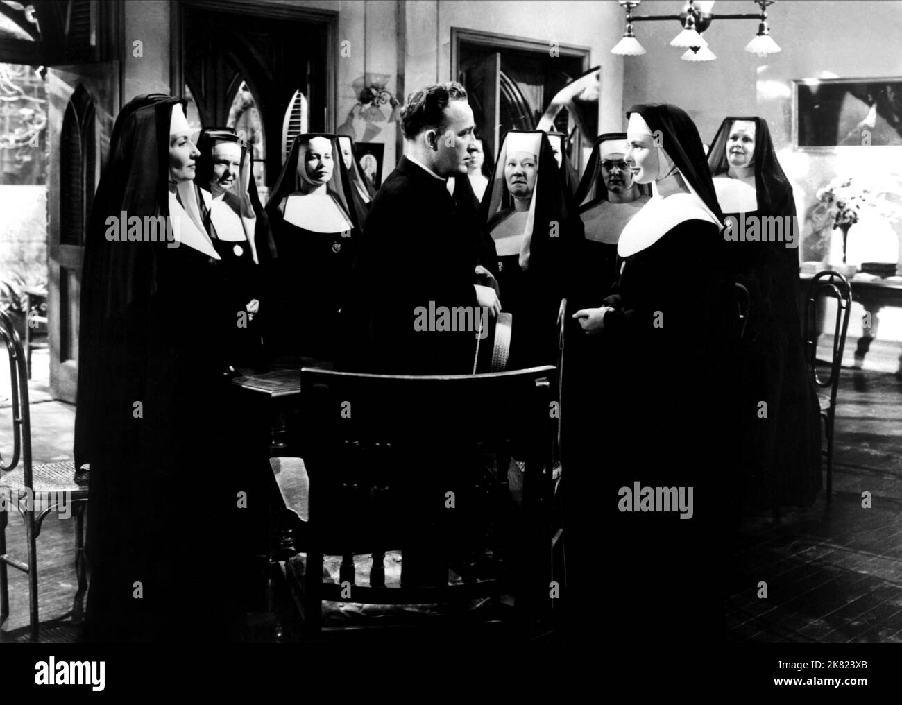 Bing Crosby & Ingrid Bergman film les cloches de Mary'S (1945) personnages : Père Chuck O'Malley, soeur Mary Benedict réalisateur : Leo McCarey 06 décembre 1945 **AVERTISSEMENT** cette photographie est à usage éditorial exclusif et est la propriété de RKO et/ou du photographe assigné par le film ou la société de production et ne peut être reproduite que par des publications en liaison avec la promotion du film ci-dessus. Un crédit obligatoire à RKO est requis. Le photographe doit également être crédité lorsqu'il est connu. Aucune utilisation commerciale ne peut être accordée sans autorisation écrite de The film Company. Banque D'Images
