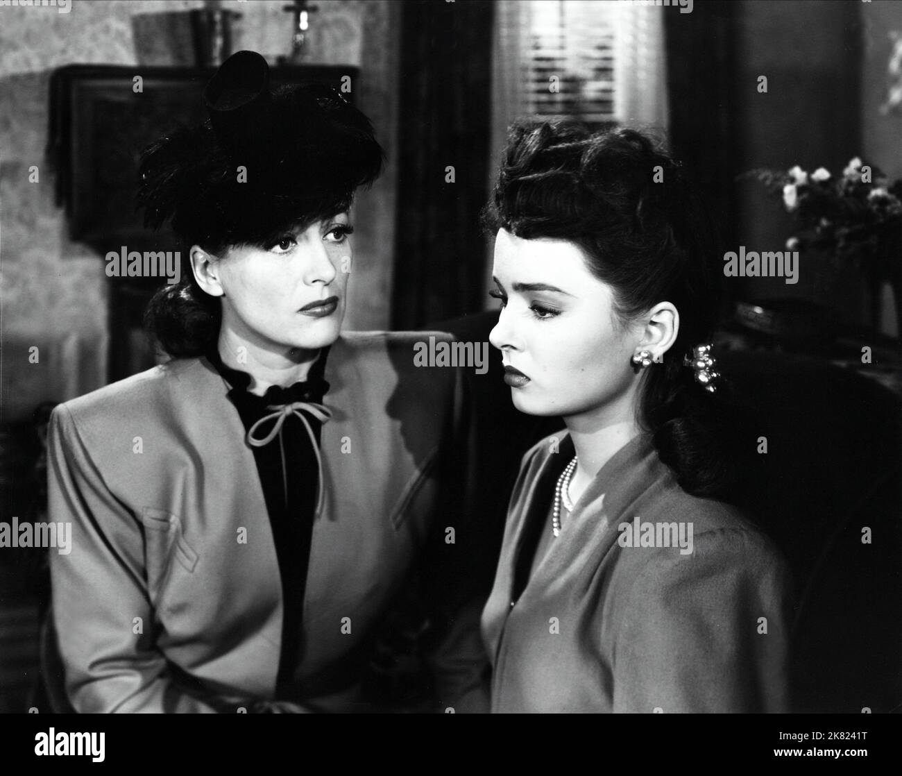 Joan Crawford & Ann Blyth film: Mildred Pierce (USA 1945) personnages: Mildred Pierce Beragon, Veda Pierce / Literaturverfilmung (basé sur le livre de James M. Cain) Directeur: Michael Curtiz 28 septembre 1945 **AVERTISSEMENT** cette photographie est à usage éditorial exclusif et est le copyright de WARNER BROS / MILTON GOLD et/ou le photographe assigné par la Société de film ou de production et ne peut être reproduite que par des publications dans le cadre de la promotion du film ci-dessus. Un crédit obligatoire pour WARNER BROS / MILTON GOLD est requis. Aucune utilisation commerciale ne peut être accordée sans autorisation écrite fr Banque D'Images