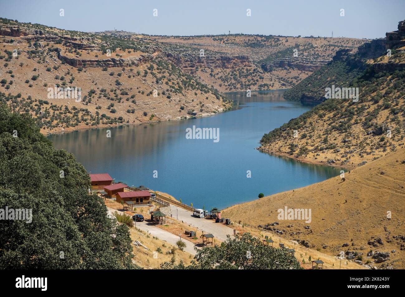 Vue depuis le lac du barrage situé dans le district de Eğil dans la province de Diyarbakır. Banque D'Images