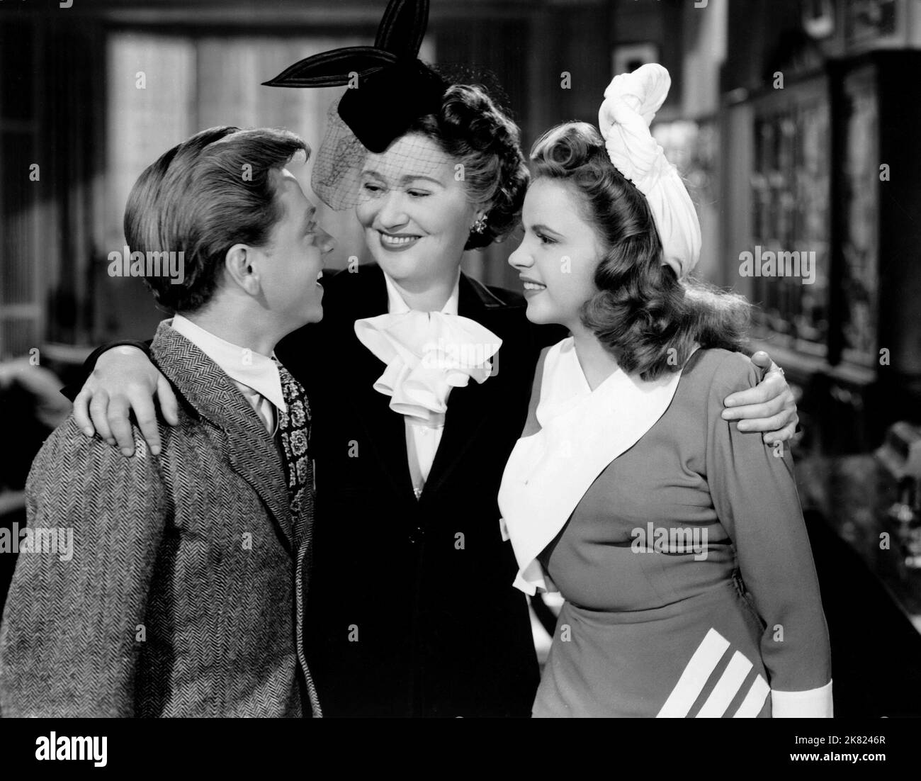 Mickey Rooney, Fay Bainter & Judy Garland film: Babes on Broadway (USA 1941) personnages: Tommy 'Tom' Williams, Miss 'Jonesy' Jones, Penny Morris Directeur: Busby Berkeley 31 décembre 1941 **AVERTISSEMENT** cette photographie est à usage éditorial exclusif et est le copyright de MGM et/ou le photographe assigné par la Société de film ou de production et ne peut être reproduite que par des publications dans le cadre de la promotion du film ci-dessus. Un crédit obligatoire pour MGM est requis. Le photographe doit également être crédité lorsqu'il est connu. Aucune utilisation commerciale ne peut être accordée sans l'autorisation écrite du film Banque D'Images