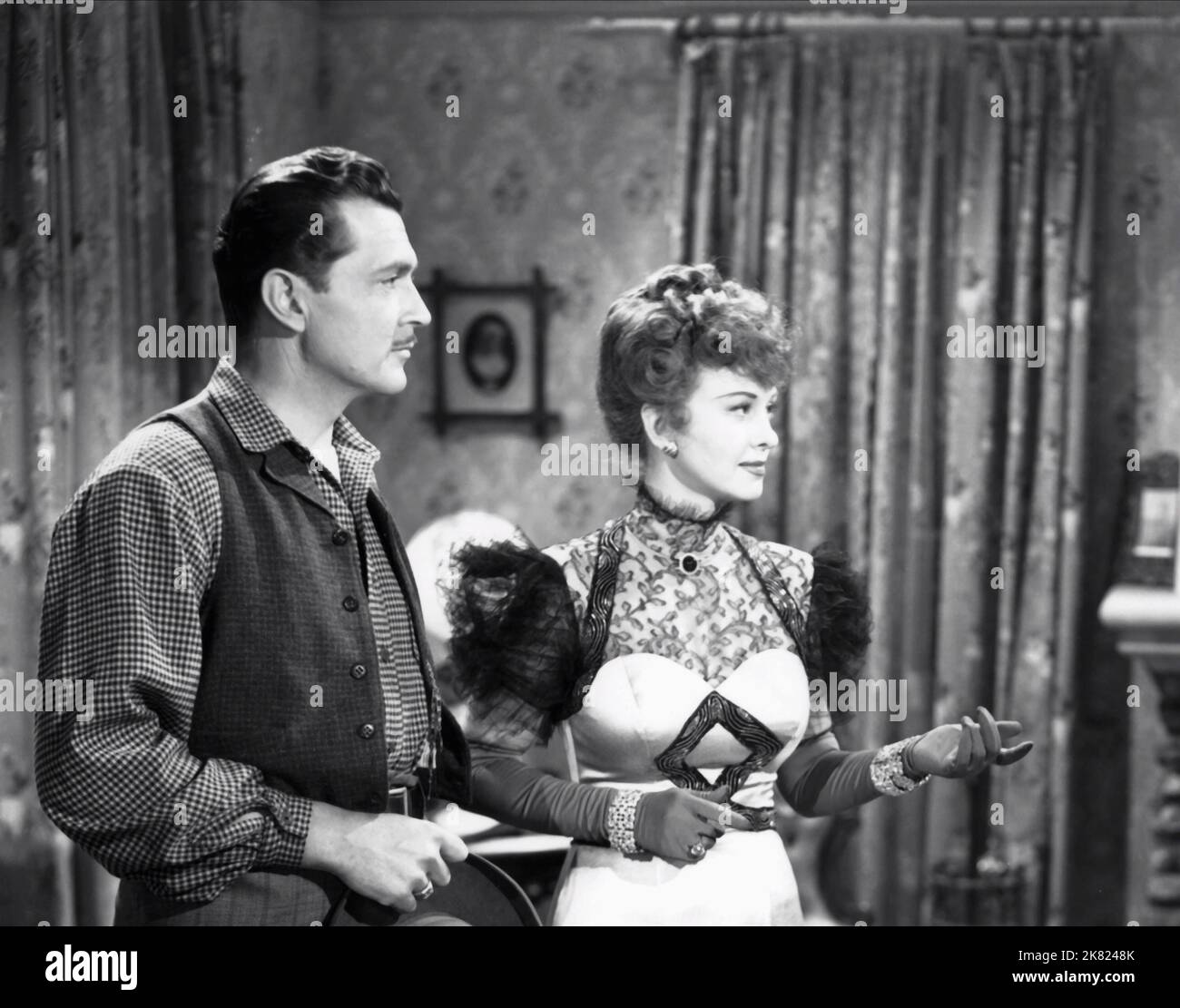 Kent Taylor, Margaret Lindsay & John Carradine film: Alaska (USA 1944) personnages: Gary Corbett, Roxie Reagan, John Reagan Directeur: George Archainbaud 18 novembre 1944 **AVERTISSEMENT** cette photographie est destinée à un usage éditorial exclusif et est le copyright des IMAGES MONOGRAMMES et/ou du photographe assigné par la Société de film ou de production et ne peut être reproduite que par des publications en conjonction avec la promotion du film ci-dessus. Un crédit obligatoire pour LES IMAGES DE MONOGRAMME est requis. Le photographe doit également être crédité lorsqu'il est connu. Aucune utilisation commerciale ne peut être accordée sans autorisation écrite de Banque D'Images