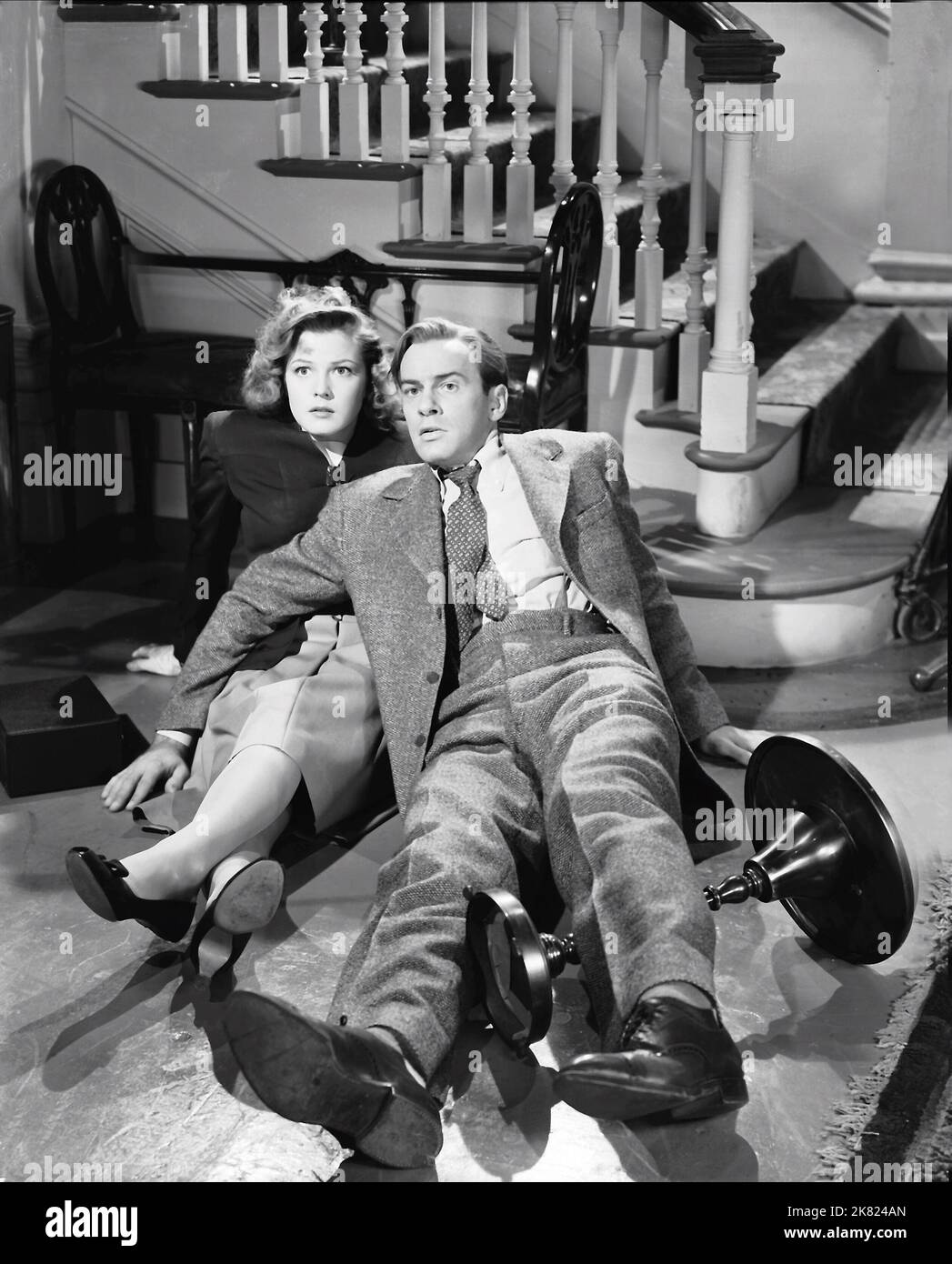 Jean Rogers & Richard Carlson film A Stranger in Town (1943) personnages : Lucy Gilbert, Bill Adams réalisateur : Roy Rowland 01 avril 1943 **AVERTISSEMENT** cette photographie est à usage éditorial seulement et est la propriété de METRO et/ou du photographe assigné par The film or production Company et ne peut être reproduite que par des publications en liaison avec la promotion du film ci-dessus. Un crédit obligatoire pour METRO est requis. Le photographe doit également être crédité lorsqu'il est connu. Aucune utilisation commerciale ne peut être accordée sans autorisation écrite de The film Company. Banque D'Images