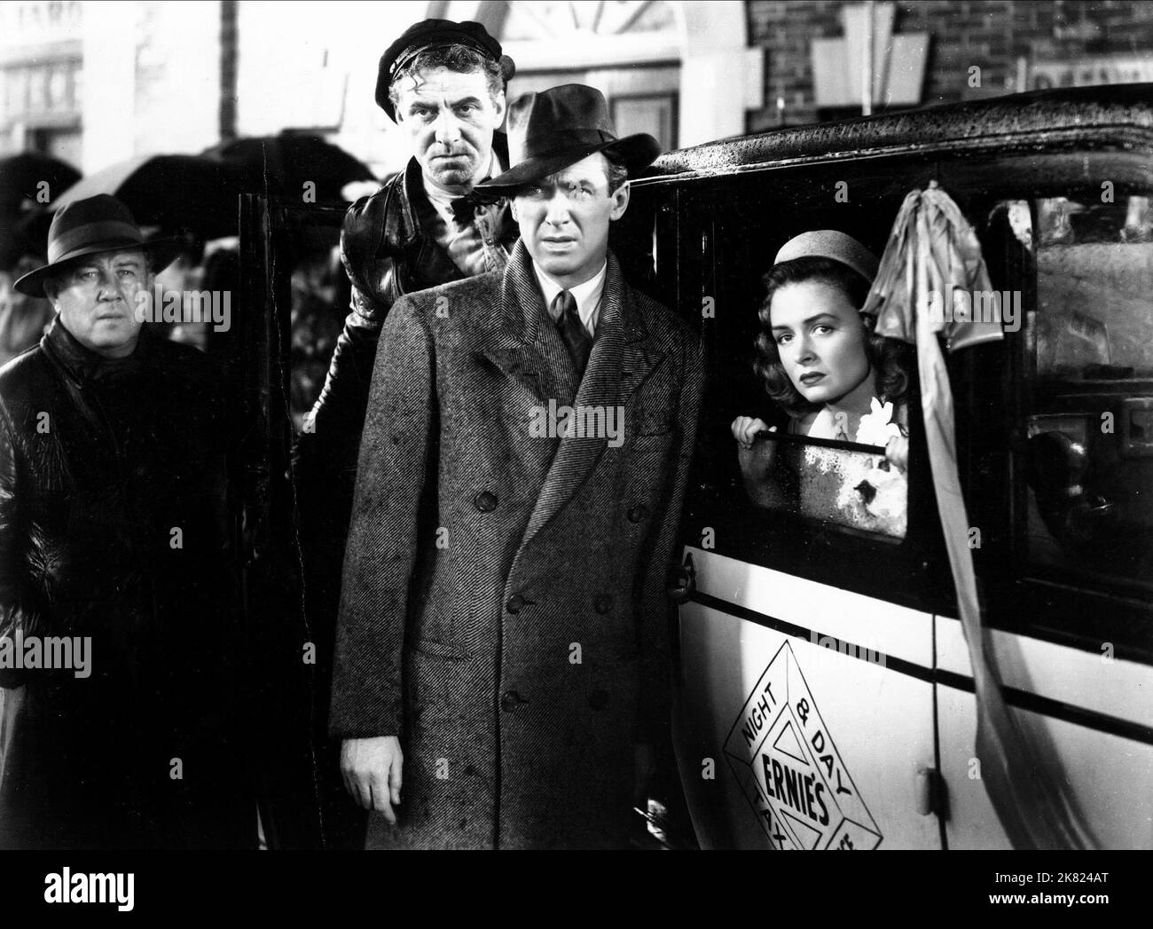 James Stewart & Donna Reed film: IT A Wonderful Life (USA 1946) personnages: George Bailey, Mary Hatch Bailey Directeur: Frank Capra 20 décembre 1946 **AVERTISSEMENT** cette photographie est à usage éditorial exclusif et est le copyright de RKO et/ou le photographe assigné par la Société de film ou de production et ne peut être reproduite que par des publications dans le cadre de la promotion du film ci-dessus. Un crédit obligatoire pour RKO est requis. Le photographe doit également être crédité lorsqu'il est connu. Aucune utilisation commerciale ne peut être accordée sans l'autorisation écrite de la Société du film. Banque D'Images