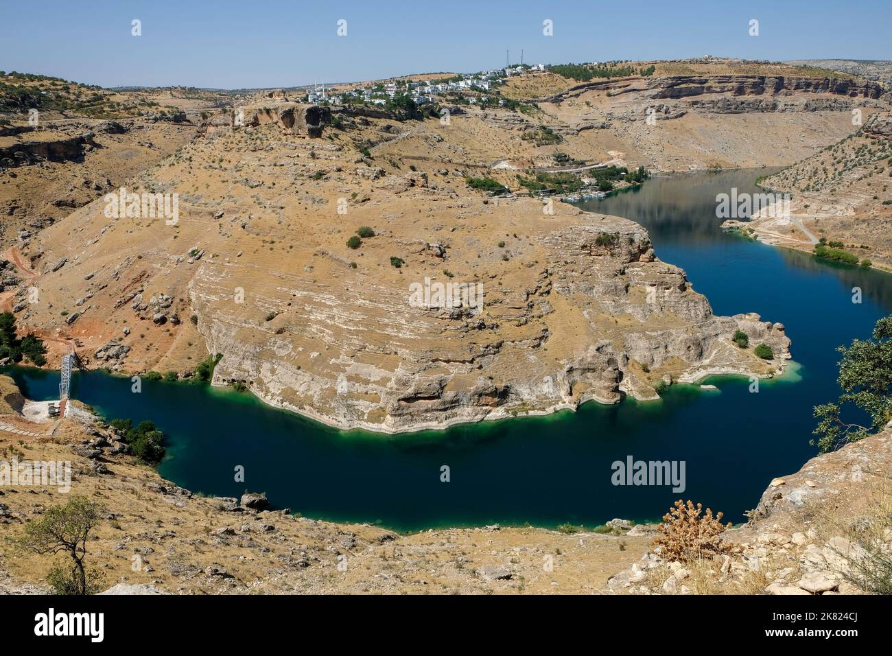 Vue depuis le lac du barrage situé dans le district de Eğil dans la province de Diyarbakır. Banque D'Images