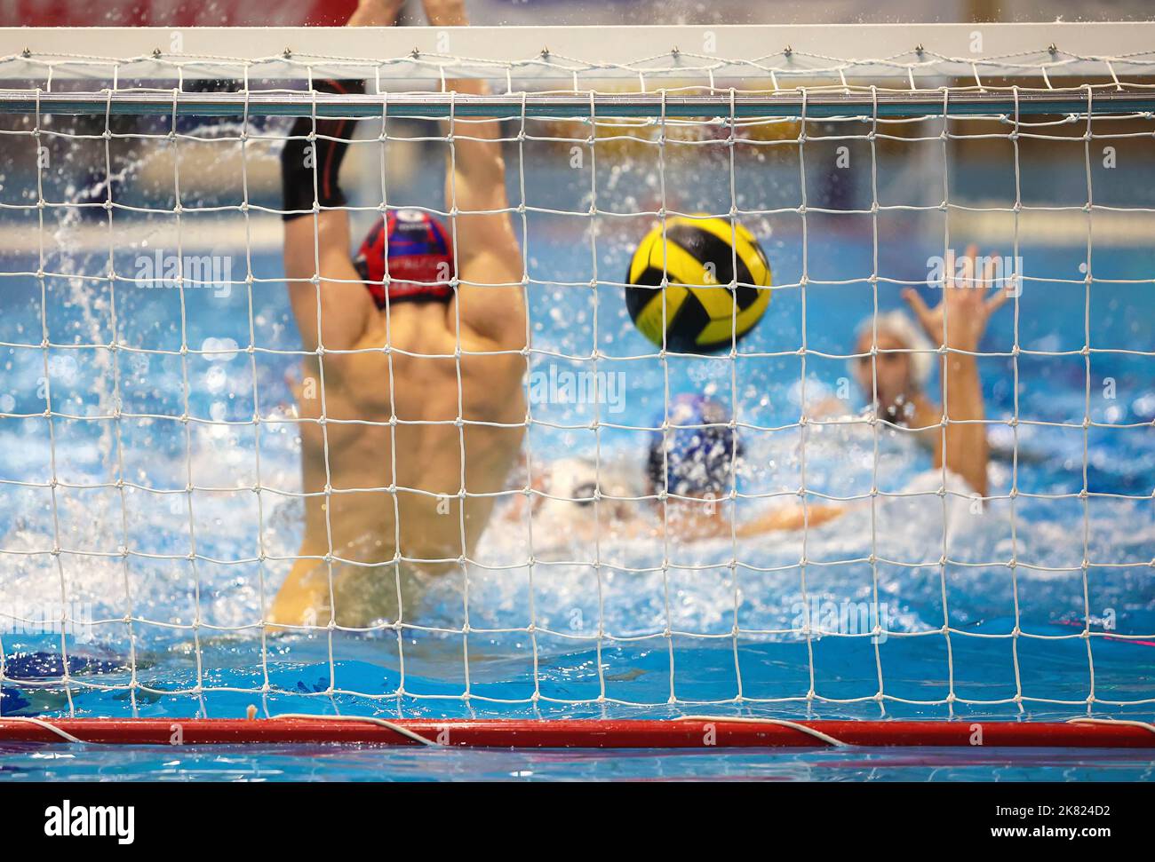 Match de water-polo avec gardien de but à la porte Banque D'Images