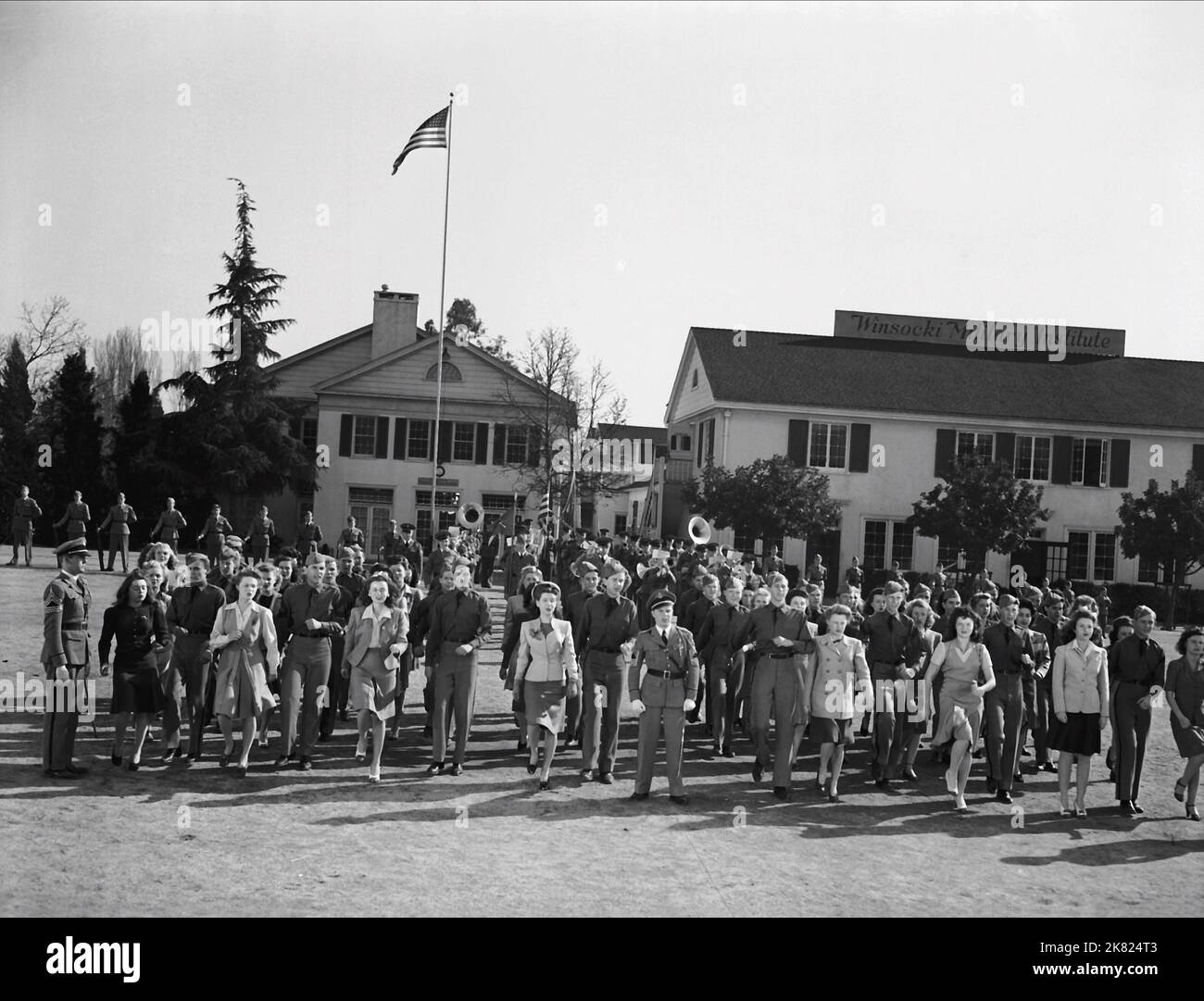 Film de danse de scène: BEST foot Forward (USA 1943) Directeur: Edward Buzzell 29 juin 1943 **AVERTISSEMENT** cette photographie est à usage éditorial exclusif et est le droit d'auteur de MGM et/ou du photographe assigné par la Société de film ou de production et ne peut être reproduite que par des publications en conjonction avec la promotion du film ci-dessus. Un crédit obligatoire pour MGM est requis. Le photographe doit également être crédité lorsqu'il est connu. Aucune utilisation commerciale ne peut être accordée sans l'autorisation écrite de la Société du film. Banque D'Images