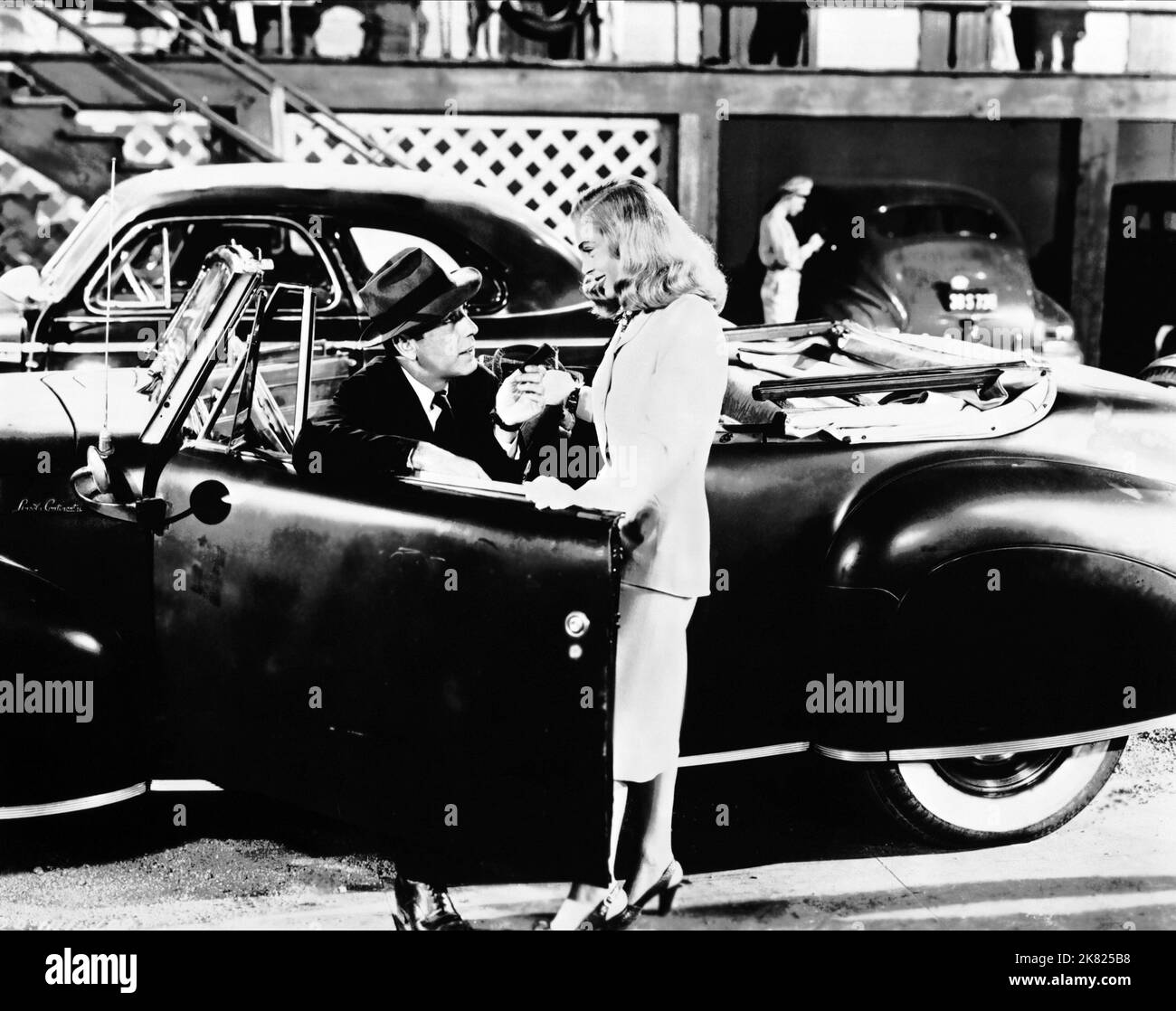 Humphrey Bogart & Lizabeth Scott film: Dead Reckoning (1947) personnages: Capitaine 'RIP' Murdock, 'Dusty' Chandler Directeur: John Cromwell 02 janvier 1947 **AVERTISSEMENT** cette photographie est à usage éditorial exclusif et est protégée par les droits d'auteur de COLUMBIA PICTURES et/ou du photographe assigné par la Société de film ou de production et ne peut être reproduite que par des publications en conjonction avec la promotion du film ci-dessus. Un crédit obligatoire pour LES PHOTOS DE COLUMBIA est requis. Le photographe doit également être crédité lorsqu'il est connu. Aucune utilisation commerciale ne peut être accordée sans l'autorisation écrite de la Société du film. Banque D'Images