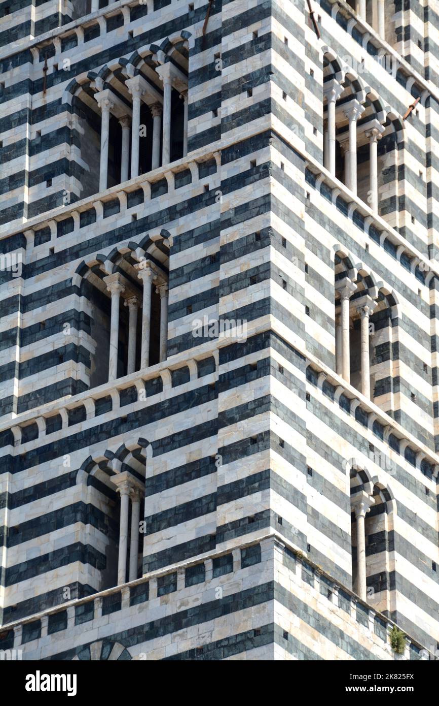 La cathédrale de Sienne Santa Maria Assunta est construite dans le style romano-gothique italien et est l'une des plus belles églises construites en Italie Banque D'Images