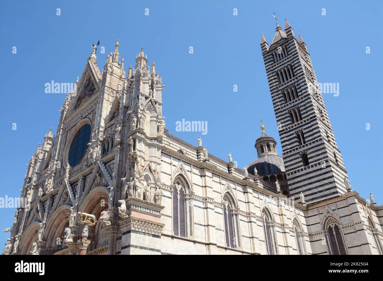 La cathédrale de Sienne Santa Maria Assunta est construite dans le style romano-gothique italien et est l'une des plus belles églises construites en Italie Banque D'Images