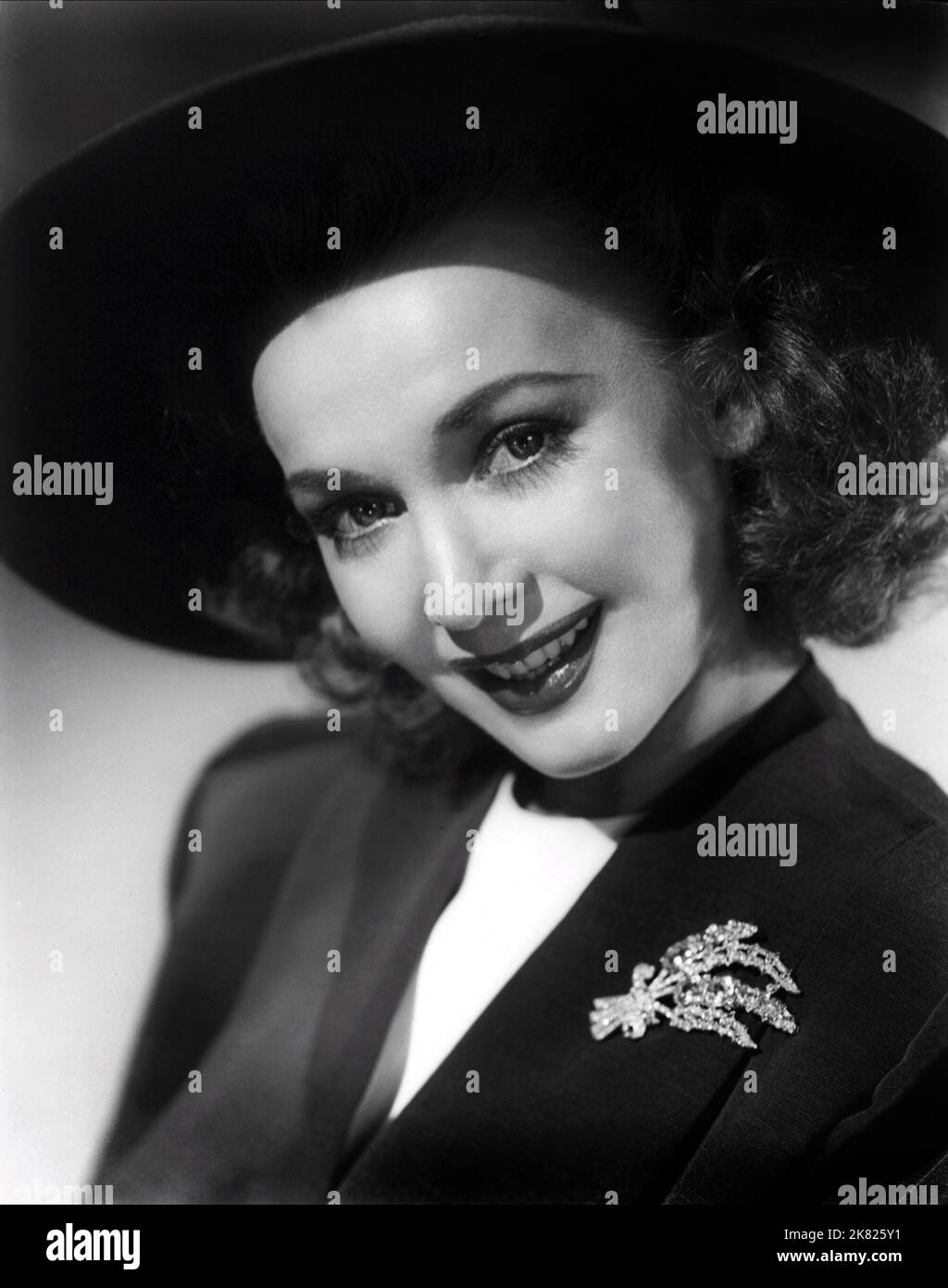 Carole Landis film Having Wonderful crime (1943) personnages : Helene Justus réalisatrice : A. Edward Sutherland 12 avril 1945 **AVERTISSEMENT** cette photographie est à usage éditorial exclusif et est la propriété de RKO et/ou du photographe désigné par la société de production et ne peut être reproduite que par des publications en liaison avec la promotion du film ci-dessus. Un crédit obligatoire à RKO est requis. Le photographe doit également être crédité lorsqu'il est connu. Aucune utilisation commerciale ne peut être accordée sans autorisation écrite de The film Company. Banque D'Images