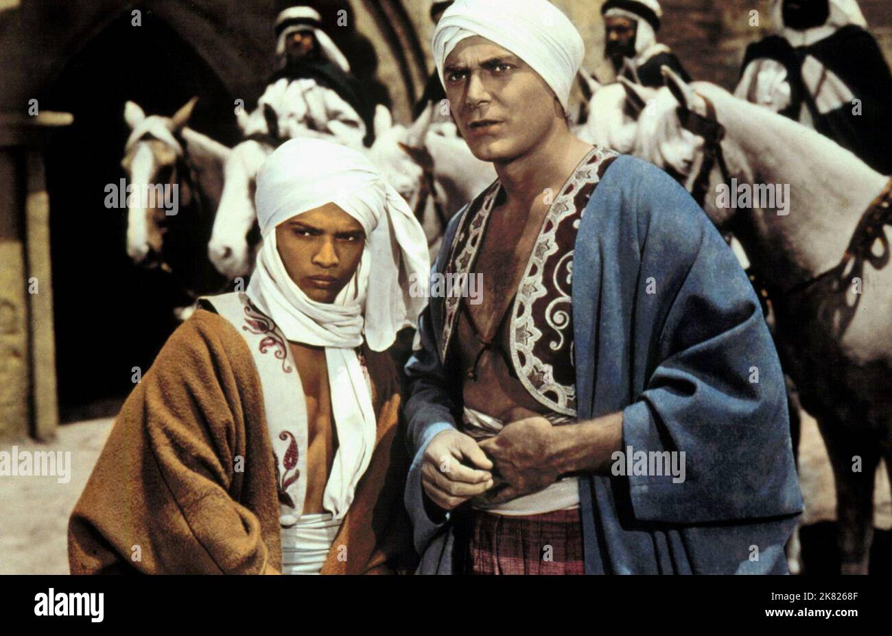 Film Sabu & John Hall : Arabian Nights (1944) personnages : Ali Ben Ali & Director : John Rawlins 25 décembre 1942 **AVERTISSEMENT** cette photographie est destinée à un usage éditorial exclusif et est le droit d'auteur d'UNIVERSAL et/ou du photographe assigné par la Société de film ou de production et ne peut être reproduite que par des publications en conjonction avec la promotion du film ci-dessus. Un crédit obligatoire pour UNIVERSEL est requis. Le photographe doit également être crédité lorsqu'il est connu. Aucune utilisation commerciale ne peut être accordée sans l'autorisation écrite de la Société du film. Banque D'Images