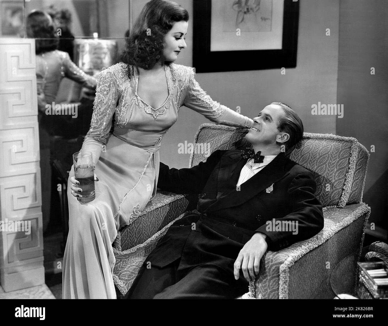 Joan Bennett & Dan Duryea film The Woman in the Window (1944) personnages : Alice Reed & Heidt / Tim, le portier réalisateur : Fritz Lang 03 novembre 1944 **AVERTISSEMENT** cette photographie est à usage éditorial exclusif et est la propriété de RKO et/ou du photographe assigné par le film ou la société de production et ne peut être reproduite que par des publications en liaison avec la promotion du film ci-dessus. Un crédit obligatoire à RKO est requis. Le photographe doit également être crédité lorsqu'il est connu. Aucune utilisation commerciale ne peut être accordée sans autorisation écrite de The film Company. Banque D'Images