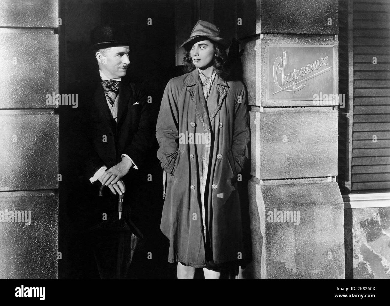 Charlie Chaplin & Marilyn Nash film Monsieur Verdoux (1947) personnages : & la jeune réalisatrice : Charles Chaplin 11 avril 1947 **AVERTISSEMENT** cette photographie est à usage éditorial exclusif et est la propriété intellectuelle de UNITED ARTISTS et/ou du photographe désigné par The film or production Company et ne peut être reproduite que par des publications en liaison avec la promotion du film ci-dessus. Un crédit obligatoire pour UNITED ARTISTS est requis. Le photographe doit également être crédité lorsqu'il est connu. Aucune utilisation commerciale ne peut être accordée sans autorisation écrite de The film Company. Banque D'Images