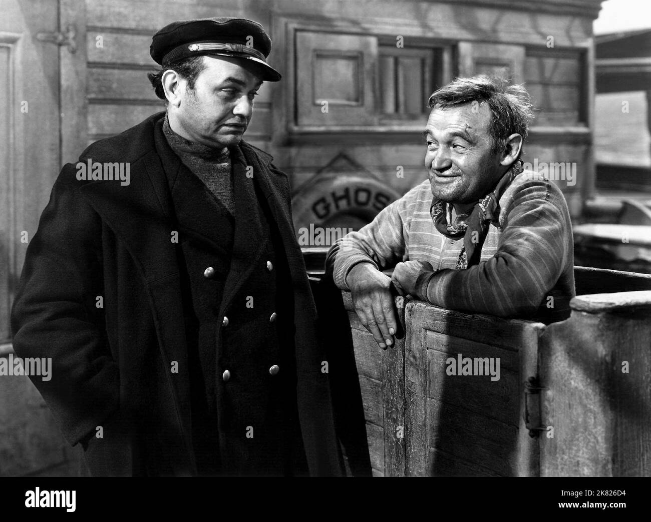 Edward G. Robinson & Barry Fitzgerald film: The Sea Wolf (USA 1941) personnages: 'Wolf' Larsen,Cooky Director: Michael Curtiz 21 mars 1941 **AVERTISSEMENT** cette photographie est à usage éditorial exclusif et est le copyright de WARNER BROS et/ou le photographe assigné par la Société du film ou de la production et ne peut être reproduite que par des publications dans le cadre de la promotion du film ci-dessus. Un crédit obligatoire pour WARNER BROS est requis. Le photographe doit également être crédité lorsqu'il est connu. Aucune utilisation commerciale ne peut être accordée sans l'autorisation écrite de la Société du film. Banque D'Images