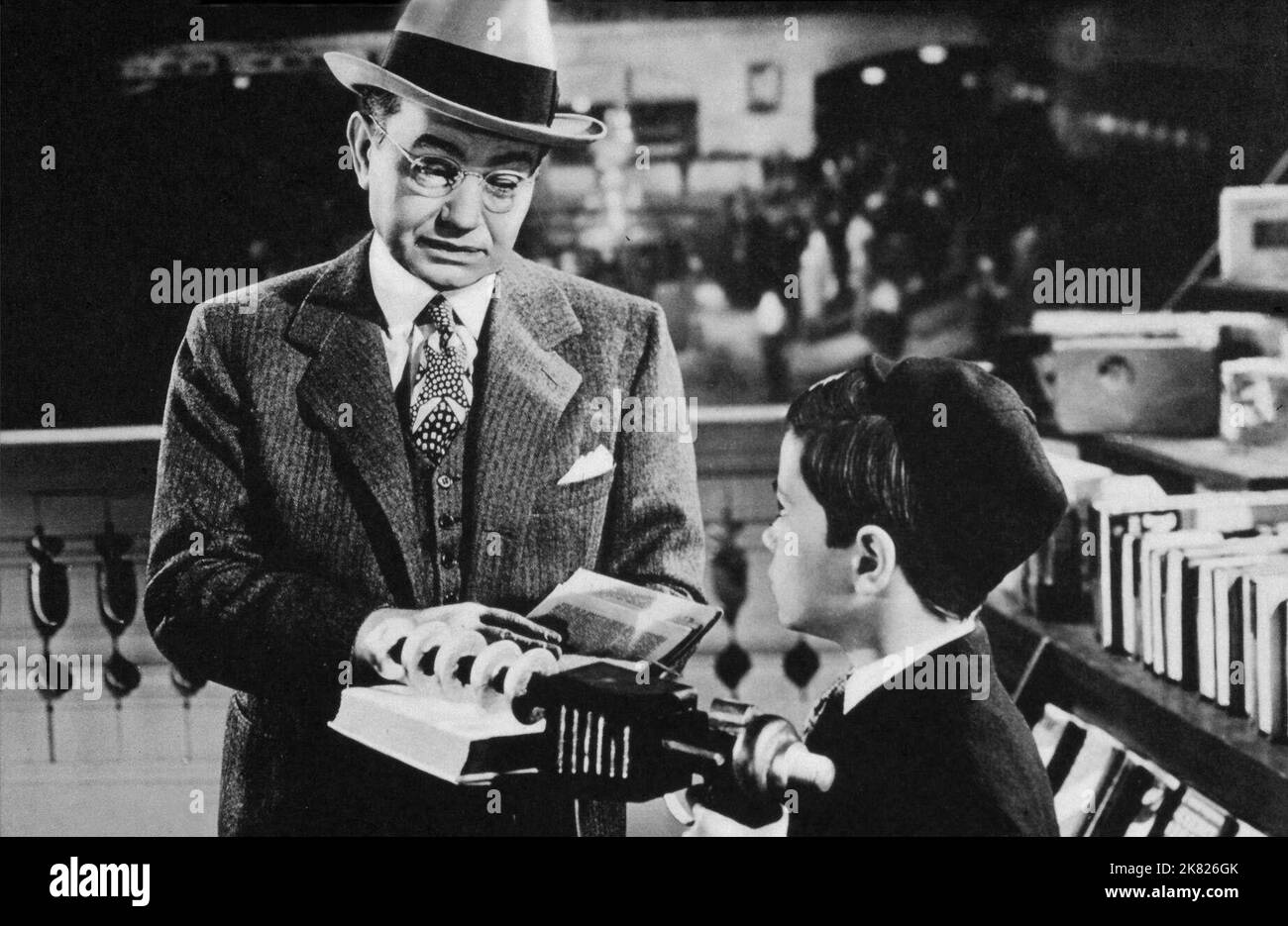 Edward G. Robinson film la femme dans la fenêtre (1944) personnages : Professeur Richard Wanley réalisateur : Fritz Lang 03 novembre 1944 **AVERTISSEMENT** cette photographie est à usage éditorial exclusif et est la propriété de RKO et/ou du photographe désigné par la société de production et ne peut être reproduite que par des publications en liaison avec la promotion du film ci-dessus. Un crédit obligatoire à RKO est requis. Le photographe doit également être crédité lorsqu'il est connu. Aucune utilisation commerciale ne peut être accordée sans autorisation écrite de The film Company. Banque D'Images