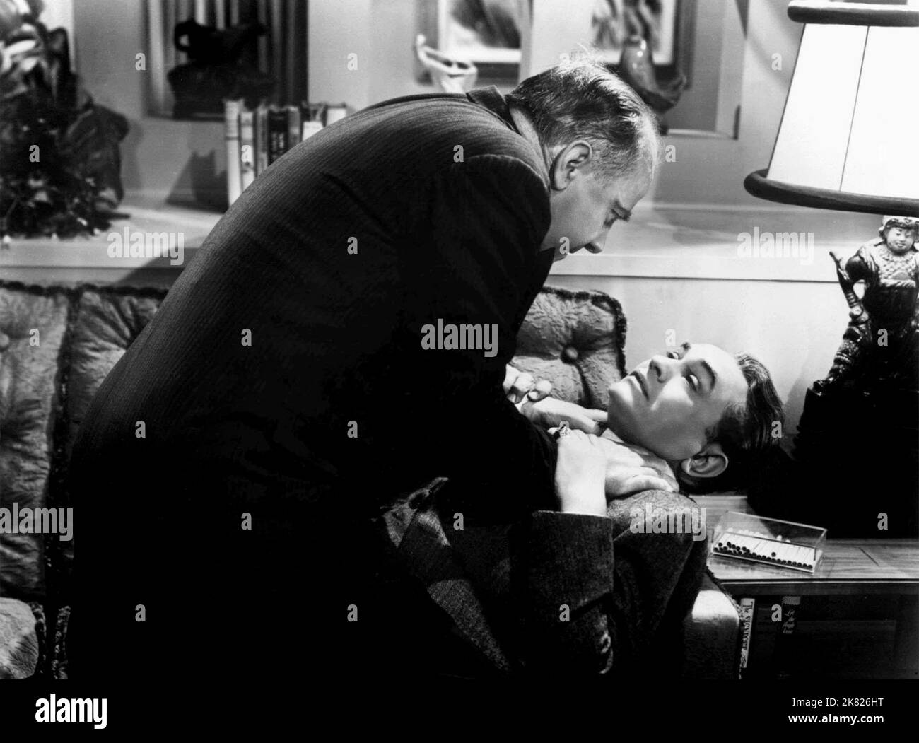 Edward G. Robinson film la femme dans la fenêtre (1943) personnages : Professeur Richard Wanley réalisateur : Fritz Lang 03 novembre 1944 **AVERTISSEMENT** cette photographie est à usage éditorial exclusif et est la propriété de RKO et/ou du photographe désigné par la société de production et ne peut être reproduite que par des publications en liaison avec la promotion du film ci-dessus. Un crédit obligatoire à RKO est requis. Le photographe doit également être crédité lorsqu'il est connu. Aucune utilisation commerciale ne peut être accordée sans autorisation écrite de The film Company. Banque D'Images