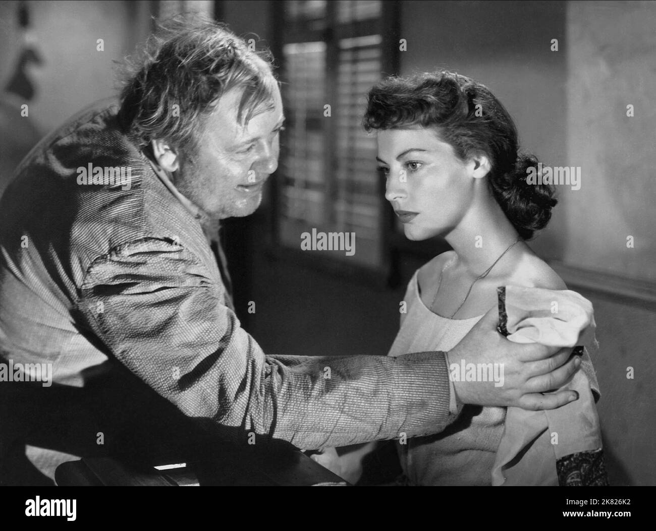 Charles Laughton & Ava Gardner film The Bribe (USA 1949) personnages : J.J. Bealer & Elizabeth Hintten réalisateur : Robert Z. Leonard 03 février 1949 **AVERTISSEMENT** cette photographie est à usage éditorial exclusif et est la propriété de MGM et/ou du photographe assigné par la société de production et ne peut être reproduite que par des publications en liaison avec la promotion du film ci-dessus. Un crédit obligatoire à MGM est requis. Le photographe doit également être crédité lorsqu'il est connu. Aucune utilisation commerciale ne peut être accordée sans autorisation écrite de The film Company. Banque D'Images