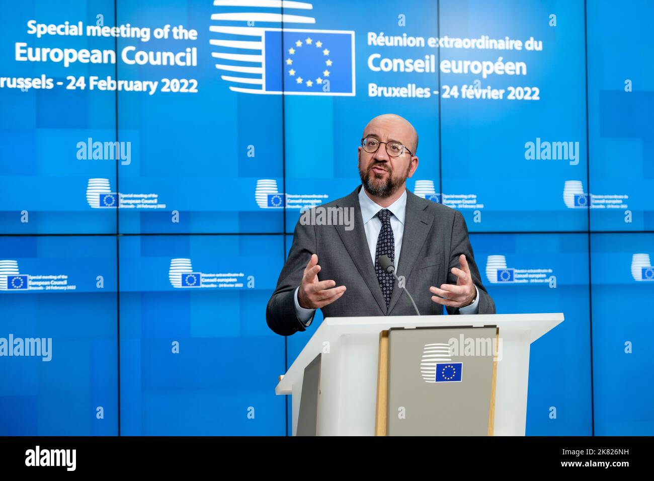 Belgique, Bruxelles, on 25 février 2022: Charles Michel, Président du Conseil européen, participant à la conférence de presse après la réunion spéciale o Banque D'Images