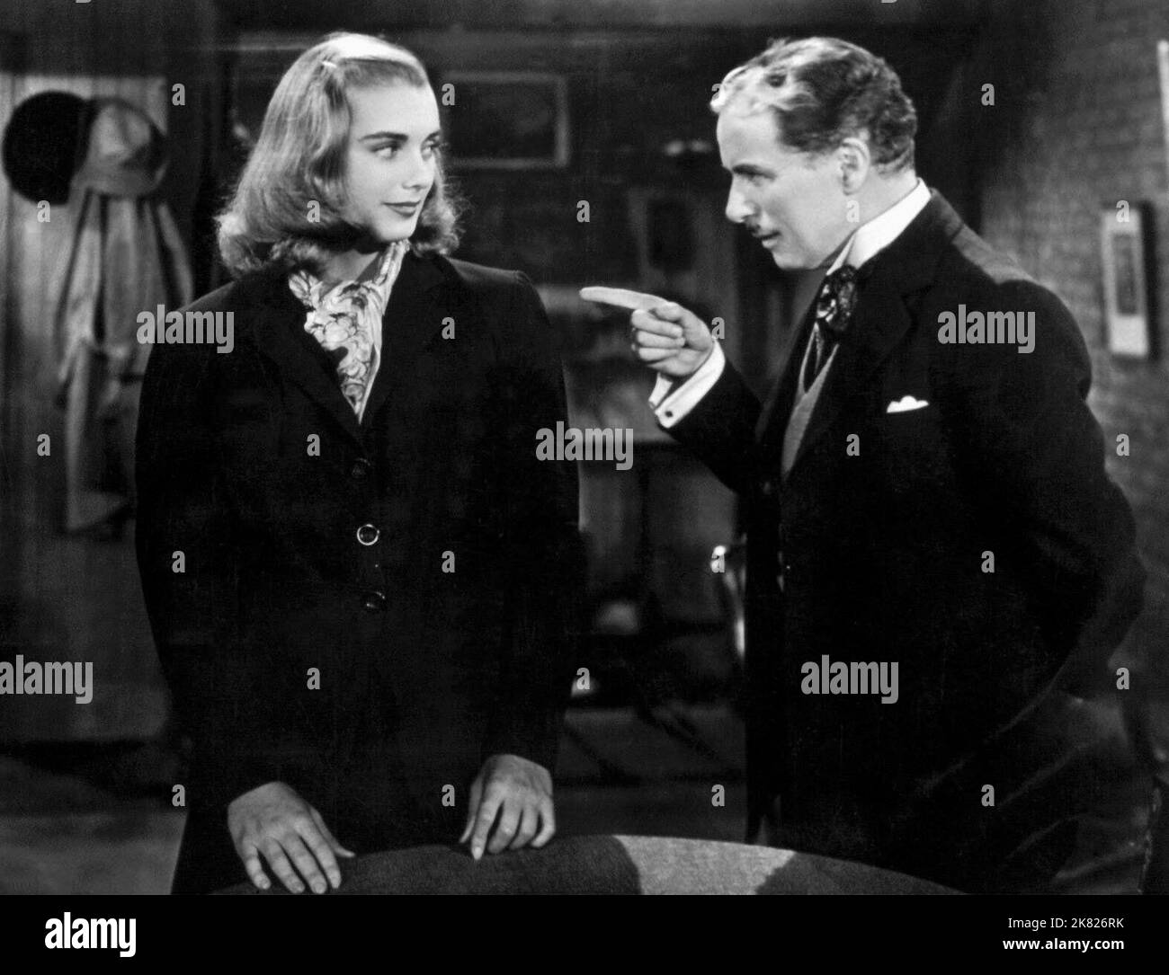 Marilyn Nash & Charlie Chaplin film Monsieur Verdoux (1947) personnages : la fille & réalisateur : Charles Chaplin 11 avril 1947 **AVERTISSEMENT** cette photographie est à usage éditorial exclusif et est la propriété intellectuelle de UNITED ARTISTS et/ou du photographe assigné par The film or production Company et ne peut être reproduite que par des publications en liaison avec la promotion du film ci-dessus. Un crédit obligatoire pour UNITED ARTISTS est requis. Le photographe doit également être crédité lorsqu'il est connu. Aucune utilisation commerciale ne peut être accordée sans autorisation écrite de The film Company. Banque D'Images