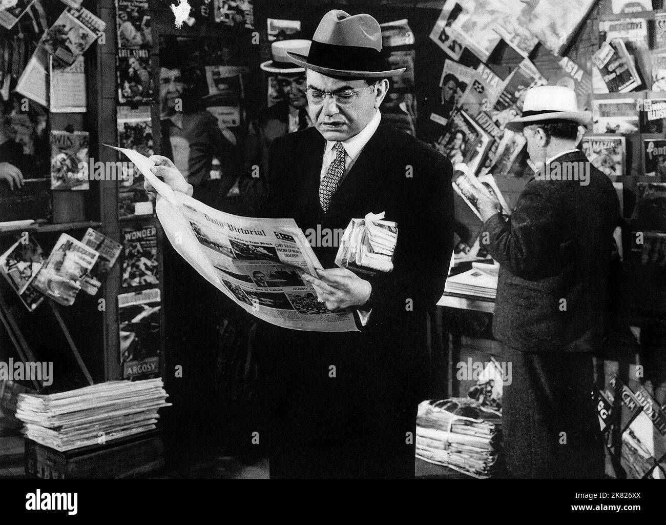 Edward G. Robinson film la femme dans la fenêtre (1943) personnages : Professeur Richard Wanley réalisateur : Fritz Lang 03 novembre 1944 **AVERTISSEMENT** cette photographie est à usage éditorial exclusif et est la propriété de RKO et/ou du photographe désigné par la société de production et ne peut être reproduite que par des publications en liaison avec la promotion du film ci-dessus. Un crédit obligatoire à RKO est requis. Le photographe doit également être crédité lorsqu'il est connu. Aucune utilisation commerciale ne peut être accordée sans autorisation écrite de The film Company. Banque D'Images