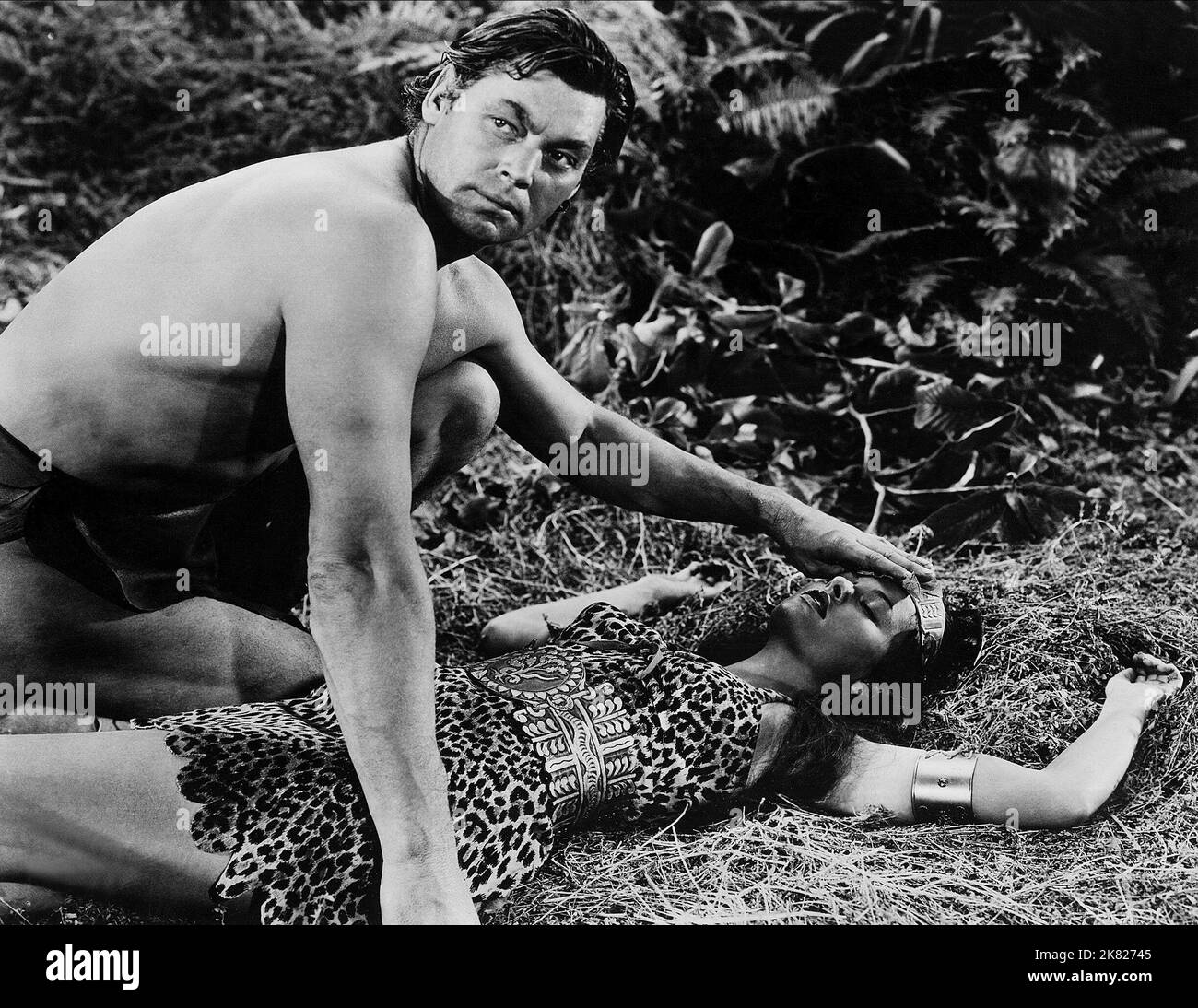 Johnny Weissmuller & Maria Ouspenskaya film: Tarzan et les Amazones (USA 1945) personnages: Tarzan,Amazon Queen (AS Mme. Maria Ouspenskaya) Directeur: Kurt Neumann 29 avril 1945 **AVERTISSEMENT** cette photographie est destinée à un usage éditorial exclusif et est le copyright de RKO et/ou le photographe assigné par la Société de film ou de production et ne peut être reproduite que par des publications en conjonction avec la promotion du film ci-dessus. Un crédit obligatoire pour RKO est requis. Le photographe doit également être crédité lorsqu'il est connu. Aucune utilisation commerciale ne peut être accordée sans l'autorisation écrite de la Société du film. Banque D'Images