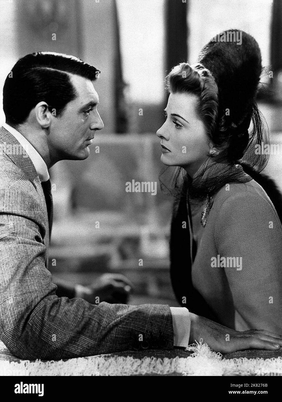 Joan Fontaine & Cary Grant film : suspicion (1941) personnages : Lina & Director : Alfred Hitchcock 14 novembre 1941 **AVERTISSEMENT** cette photographie est à usage éditorial exclusif et est le copyright de RKO et/ou le photographe assigné par la Société du film ou de la production et ne peut être reproduite que par des publications dans le cadre de la promotion du film ci-dessus. Un crédit obligatoire pour RKO est requis. Le photographe doit également être crédité lorsqu'il est connu. Aucune utilisation commerciale ne peut être accordée sans l'autorisation écrite de la Société du film. Banque D'Images