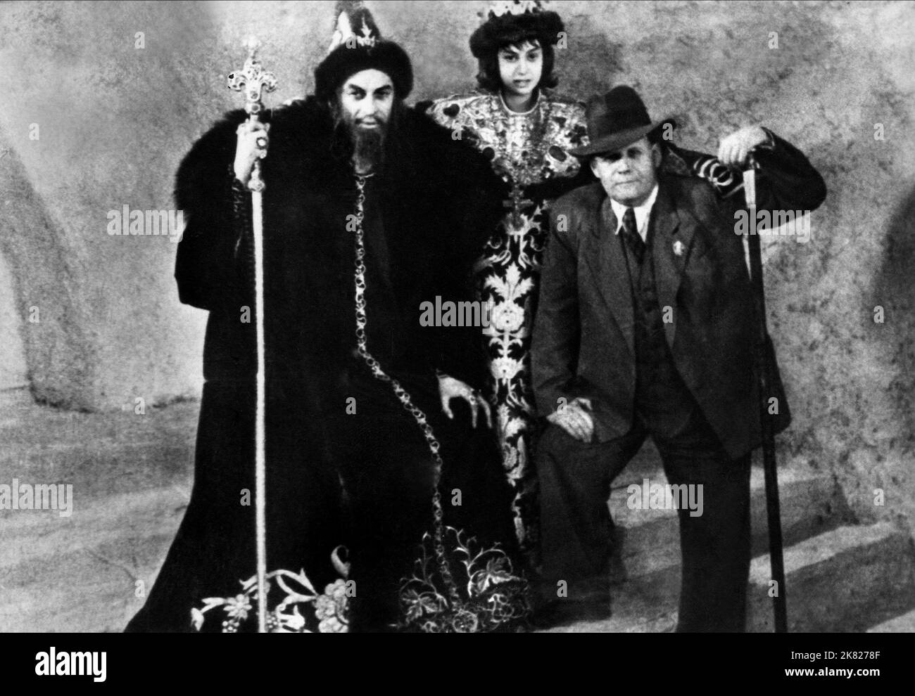 Nikolai Cherkasov, Erik Pyriev, Sergei M. Eisenstein film Ivan the terrible, première partie (1946) réalisateur : Sergei M. Eisenstein 30 décembre 1944 **AVERTISSEMENT** cette photographie est à usage éditorial exclusif et est la propriété de CRITERION et/ou du photographe assigné par la société de production et ne peut être reproduite que par des publications en liaison avec la promotion du film ci-dessus. Un CRITÈRE crédit obligatoire est requis. Le photographe doit également être crédité lorsqu'il est connu. Aucune utilisation commerciale ne peut être accordée sans autorisation écrite de The film Company. Banque D'Images