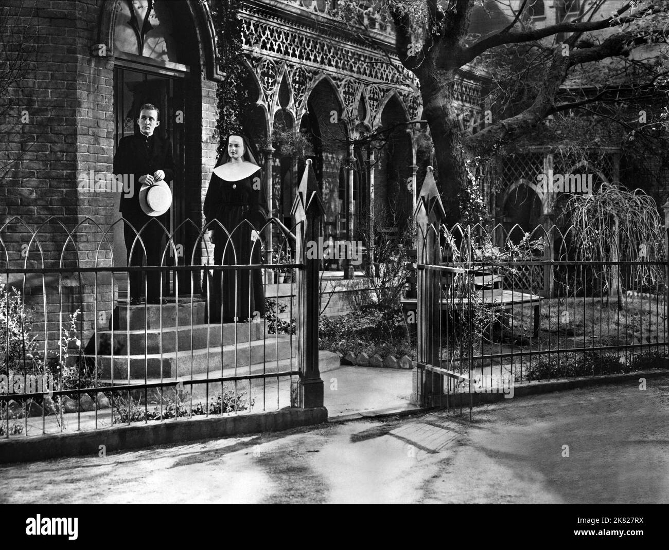 Bing Crosby, Ingrid Bergman film les cloches de Mary'S (1945) personnages : Père Chuck O'Malley, soeur Mary Benedict réalisateur : Leo McCarey 06 décembre 1945 **AVERTISSEMENT** cette photographie est à usage éditorial exclusif et est la propriété de RKO et/ou du photographe assigné par le film ou la société de production et ne peut être reproduite que par des publications en liaison avec la promotion du film ci-dessus. Un crédit obligatoire à RKO est requis. Le photographe doit également être crédité lorsqu'il est connu. Aucune utilisation commerciale ne peut être accordée sans autorisation écrite de The film Company. Banque D'Images